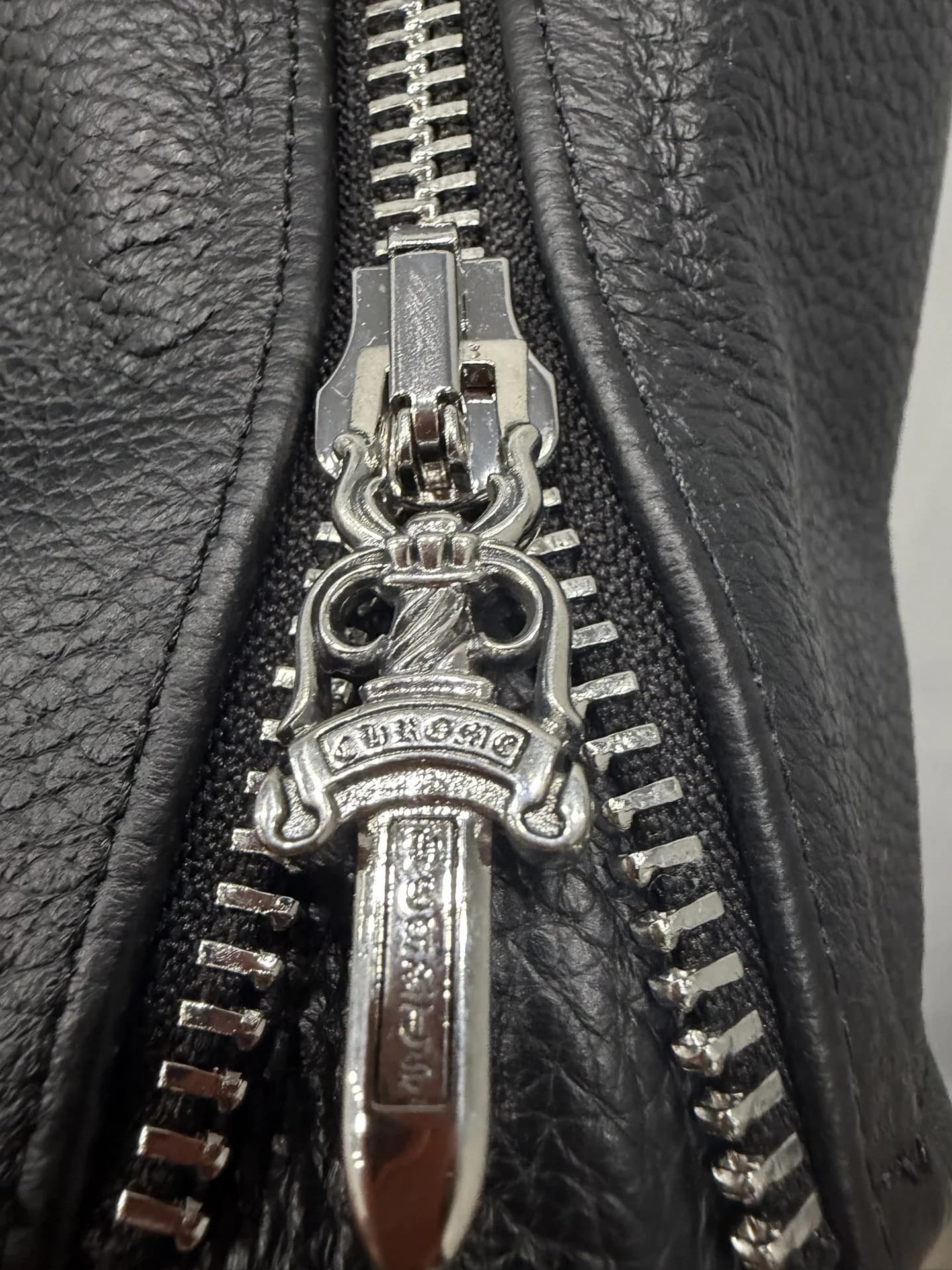 Деталь молнии кожаной куртки Chrome Hearts с пуллером-кинжалом