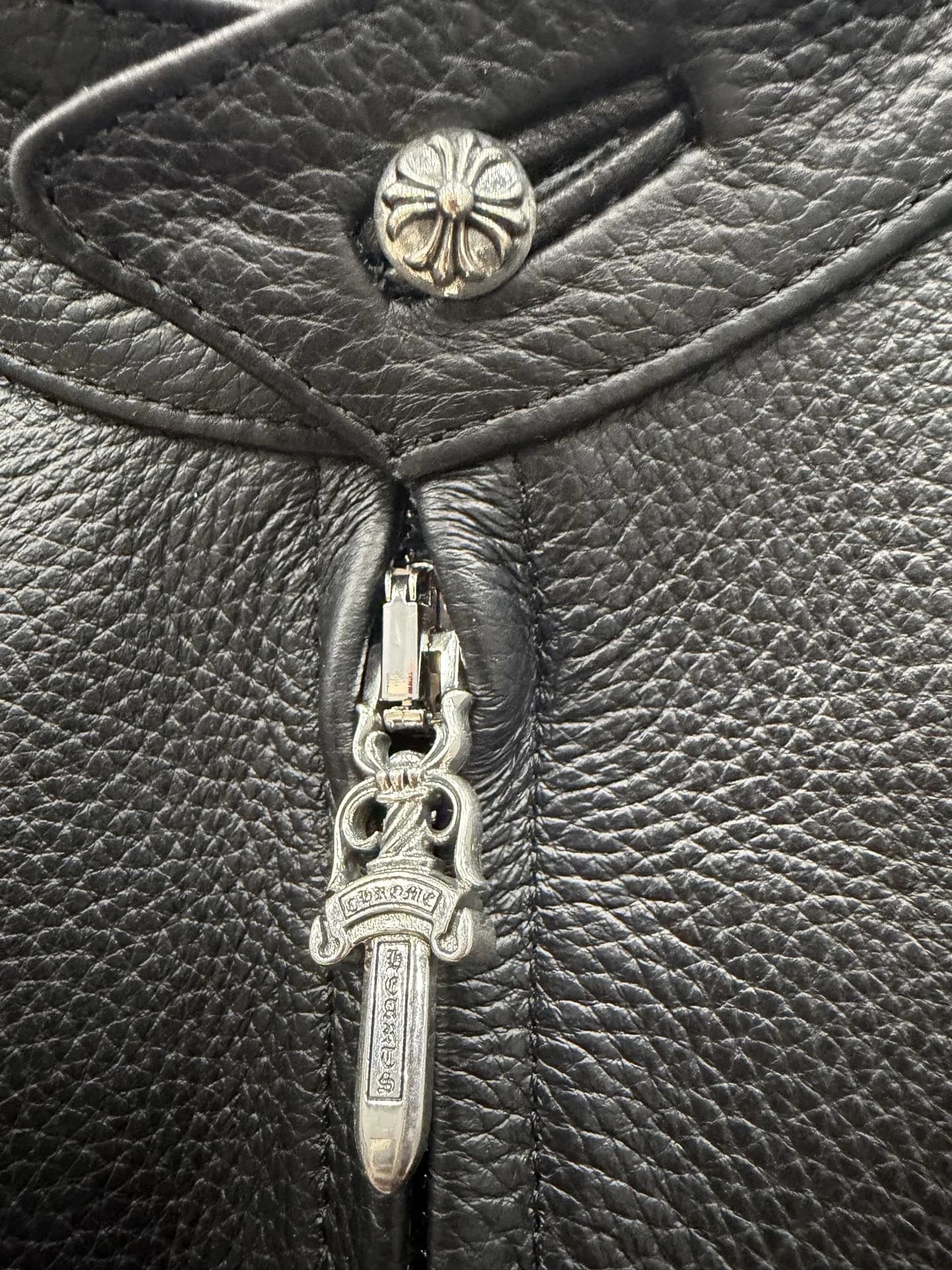 Воротник-стойка кожаной куртки Chrome Hearts с кнопкой-крестом