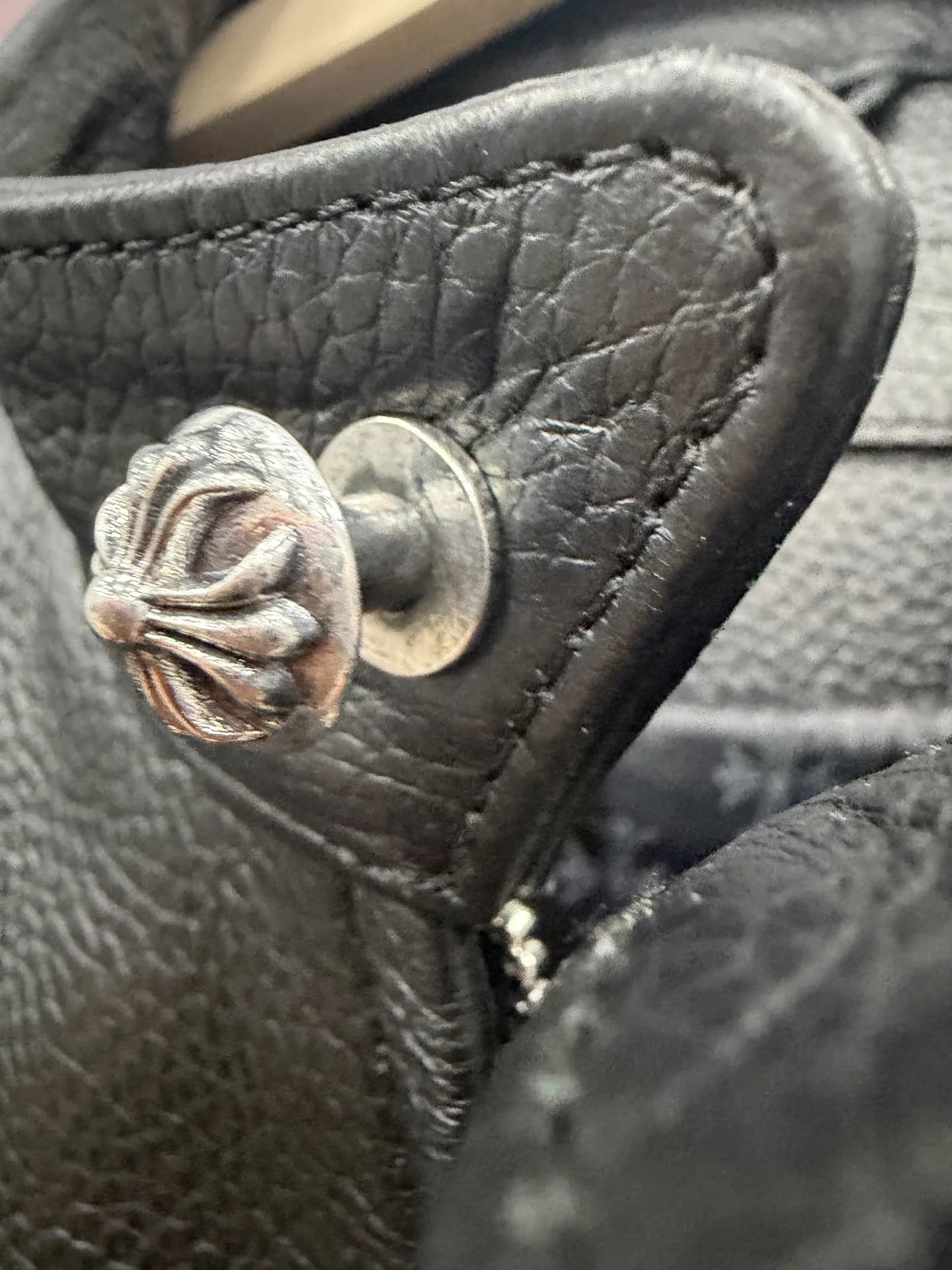 Кнопка с гравировкой креста на воротнике куртки Chrome Hearts