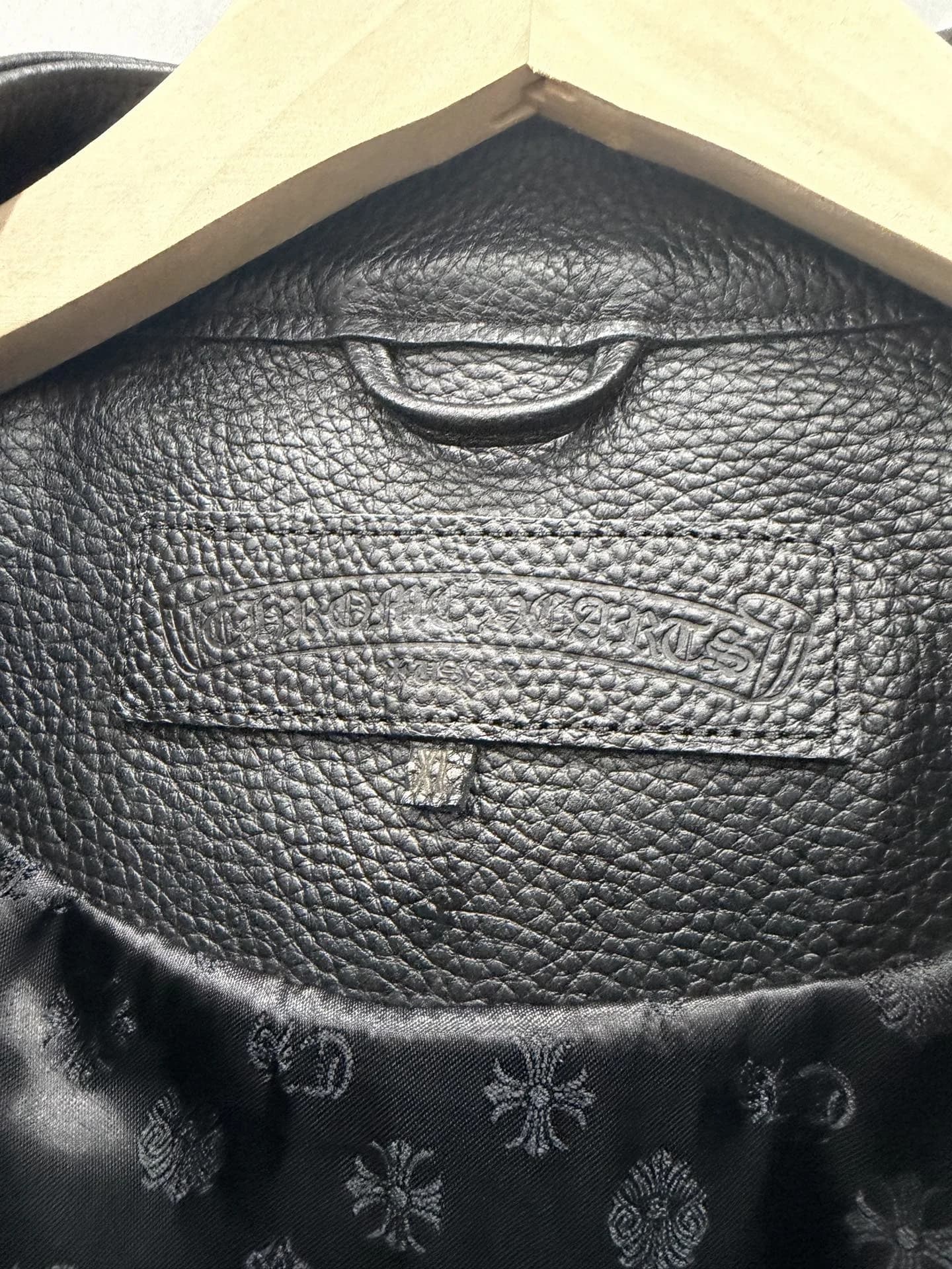 Внутреннее тиснение Chrome Hearts на кожаной куртке