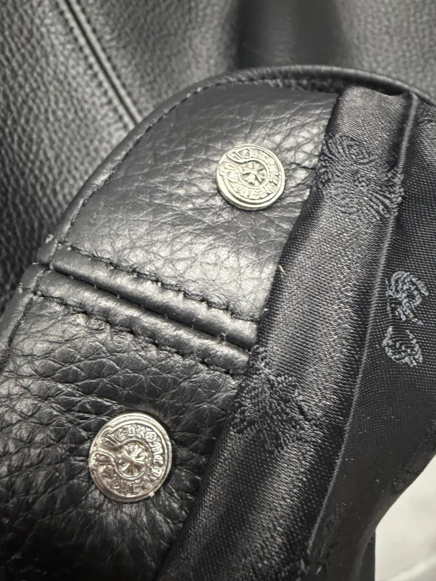 Металлические кнопки на манжете куртки Chrome Hearts