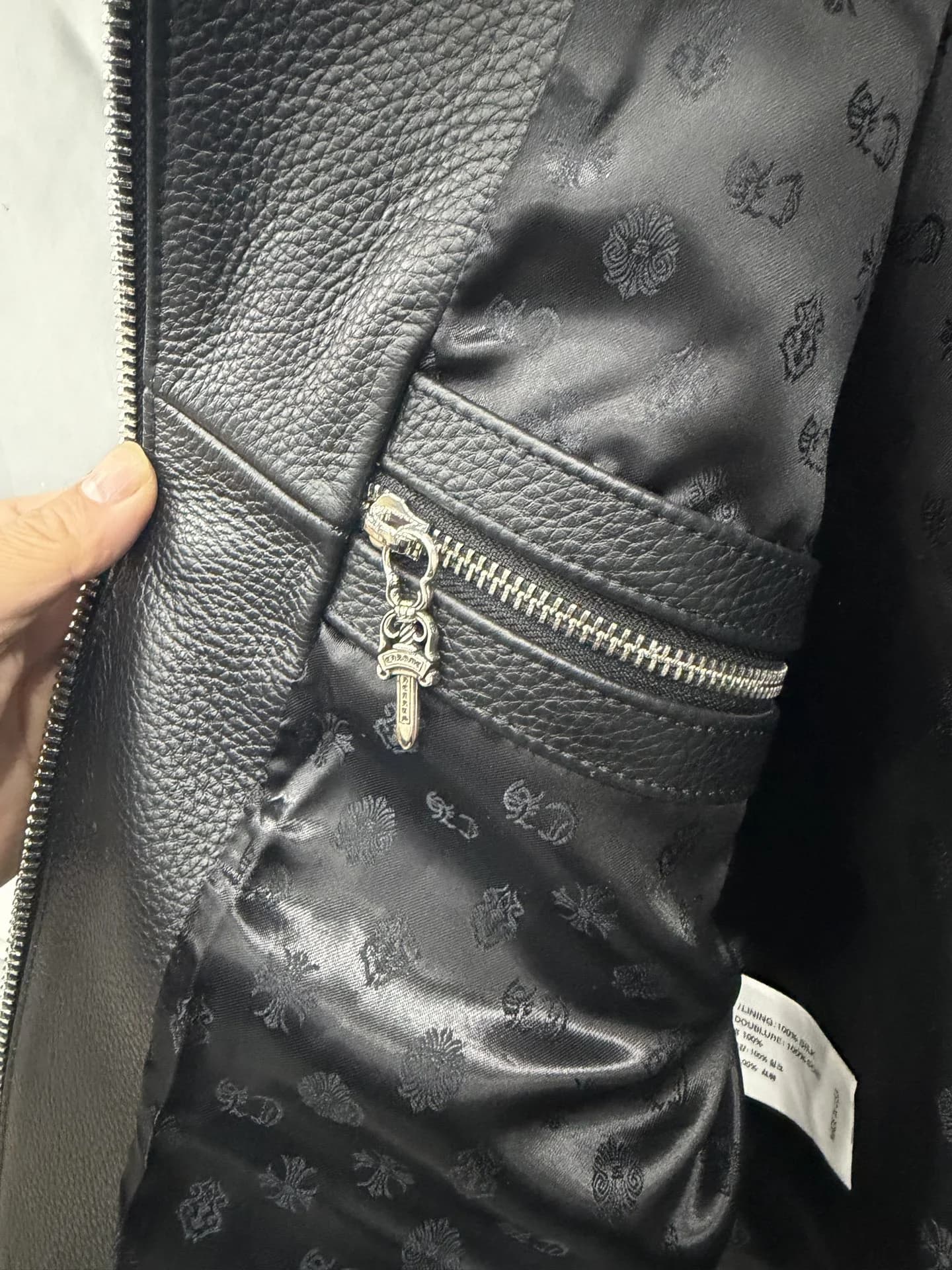 Внутренний карман на молнии в куртке Chrome Hearts
