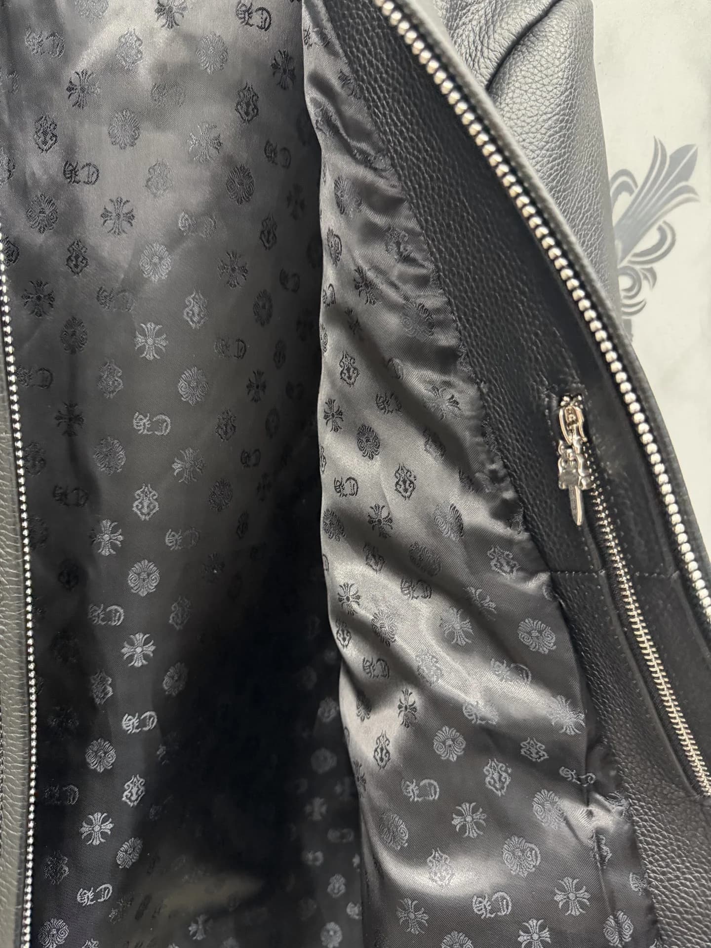 Жаккардовая подкладка куртки Chrome Hearts с фирменным узором