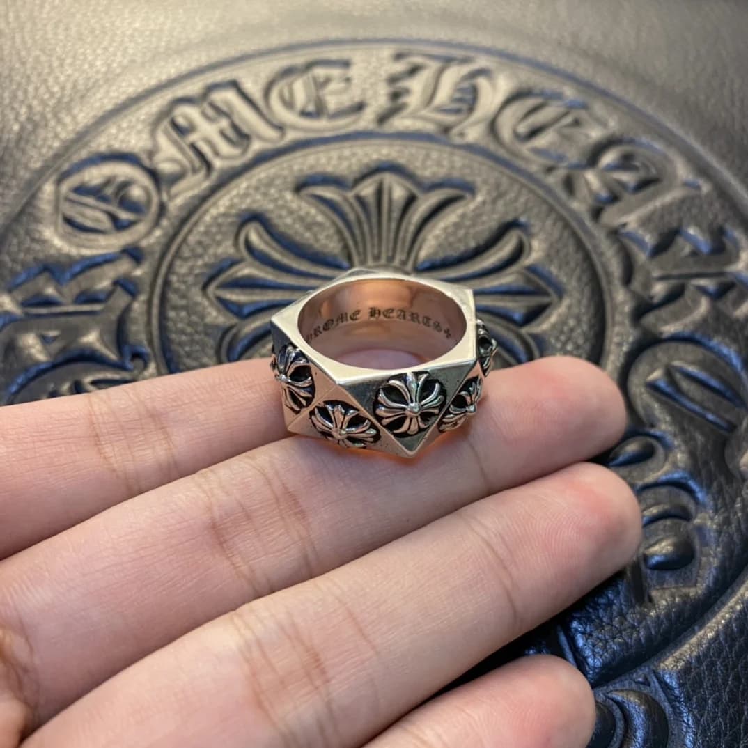 Серебряное кольцо Chrome Hearts Pentagon на руке