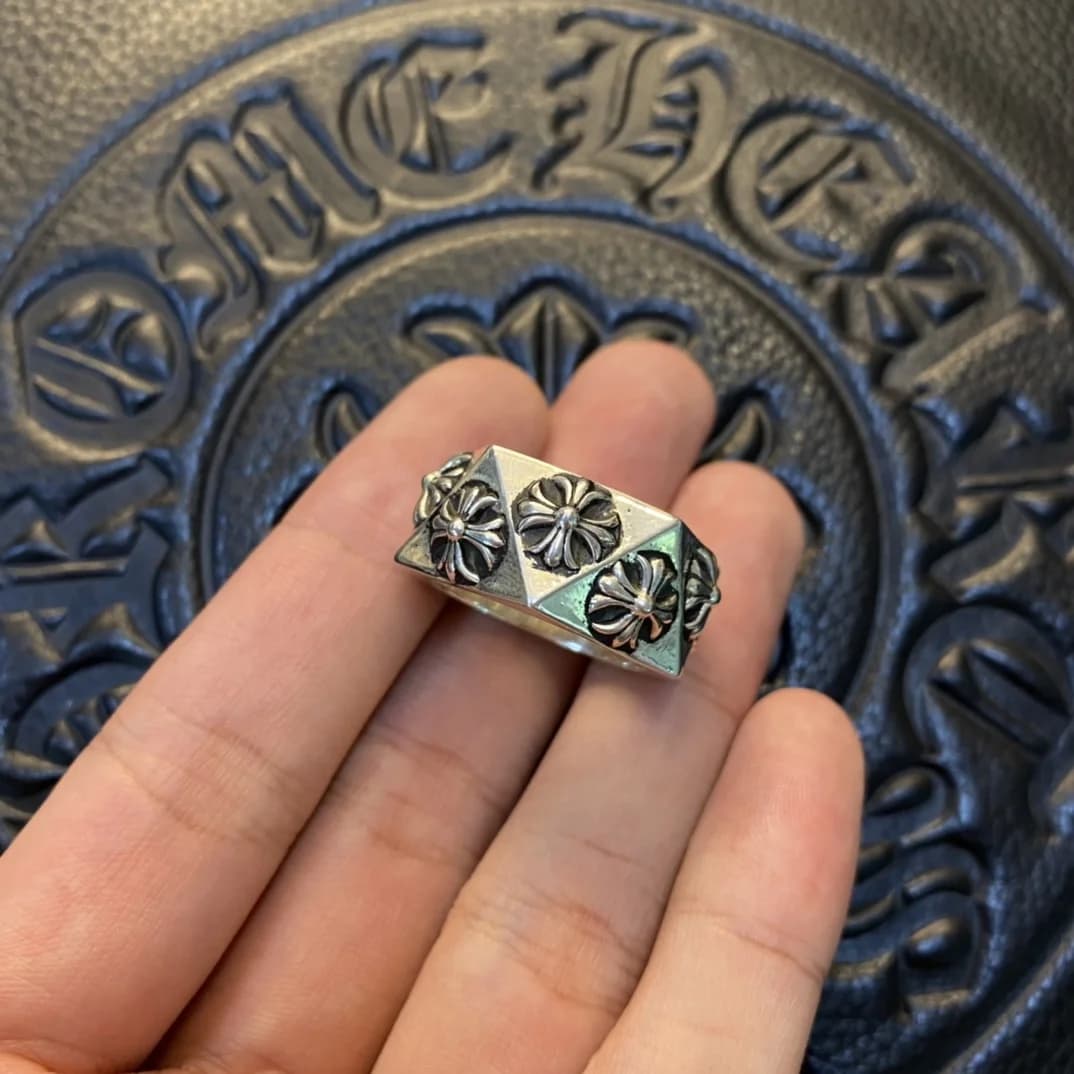 Граненая внешняя сторона кольца Chrome Hearts Pentagon с объемными крестами