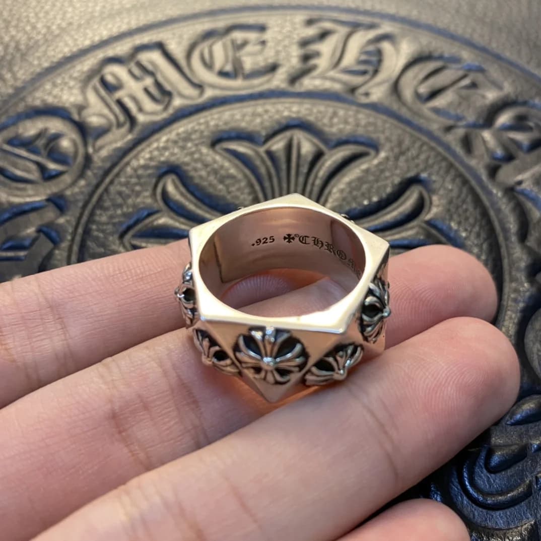 Внутренняя гравировка пробы 925 на кольце Chrome Hearts Pentagon
