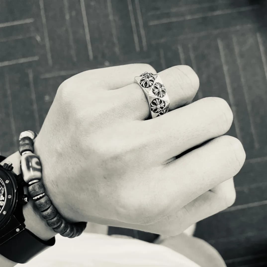 Кольцо Chrome Hearts Pentagon на указательном пальце
