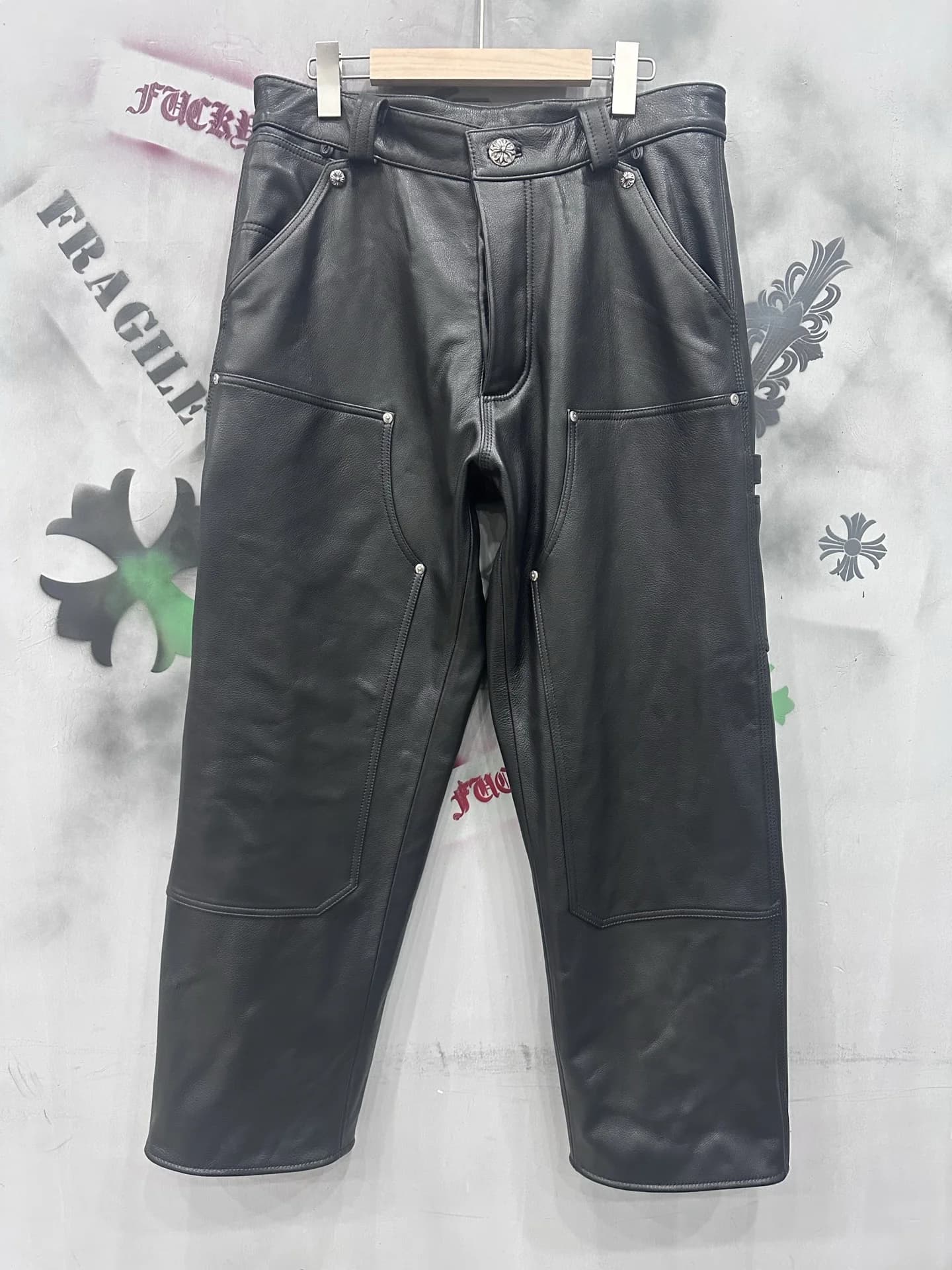 Черные кожаные брюки Chrome Hearts Double Knee, вид спереди