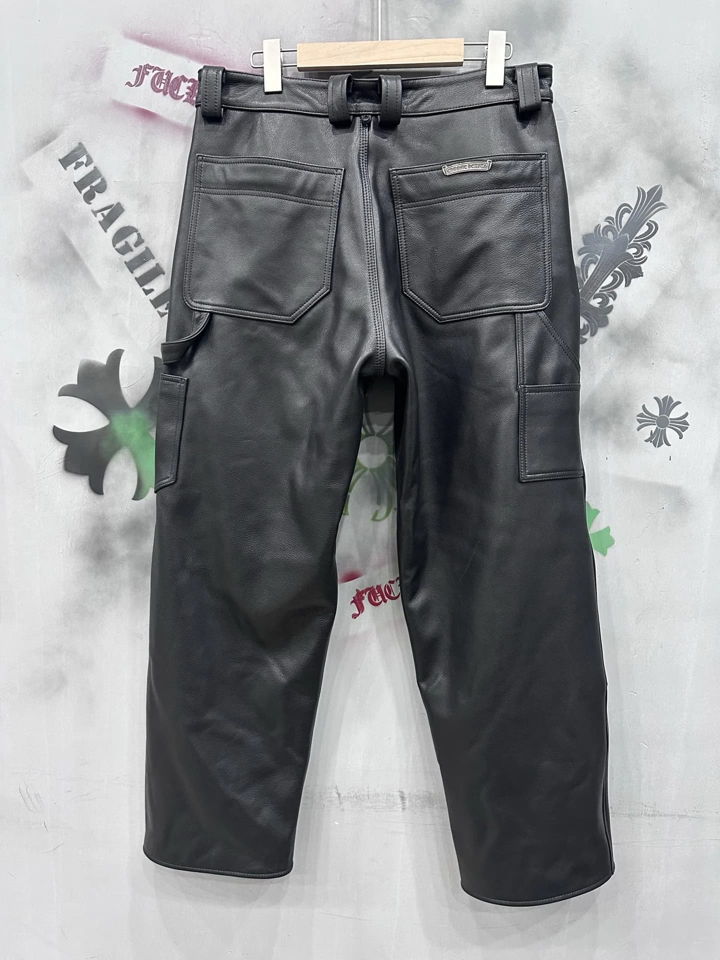 Черные кожаные брюки Chrome Hearts Double Knee, вид сзади