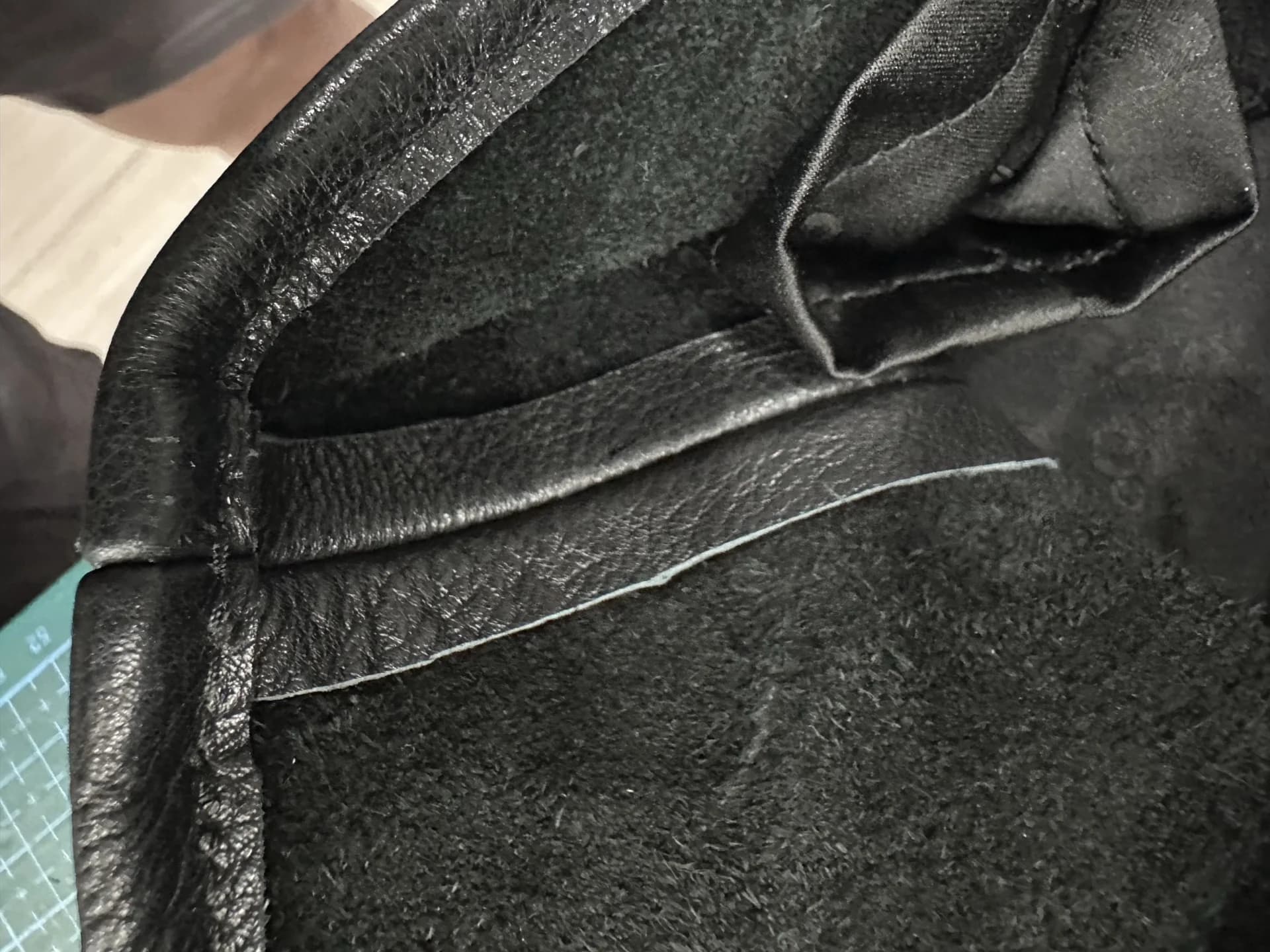 Внутренний шов и подкладка кожаных брюк Chrome Hearts
