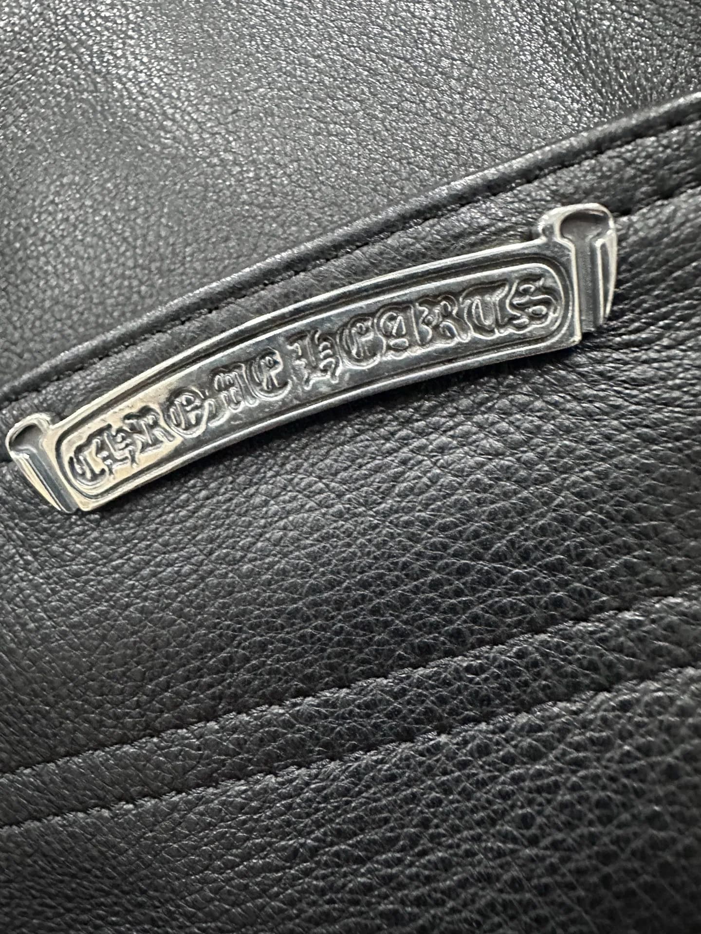 Серебряная пластина с логотипом Chrome Hearts на заднем кармане