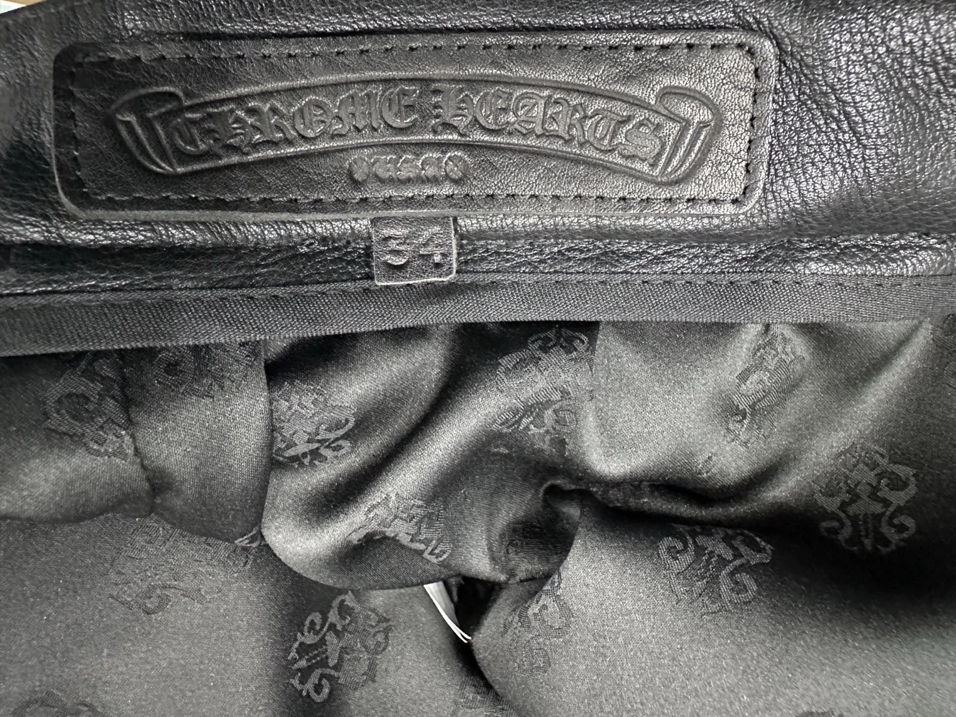 Кожаная нашивка с логотипом Chrome Hearts и размерный ярлык на поясе с внутренней стороны