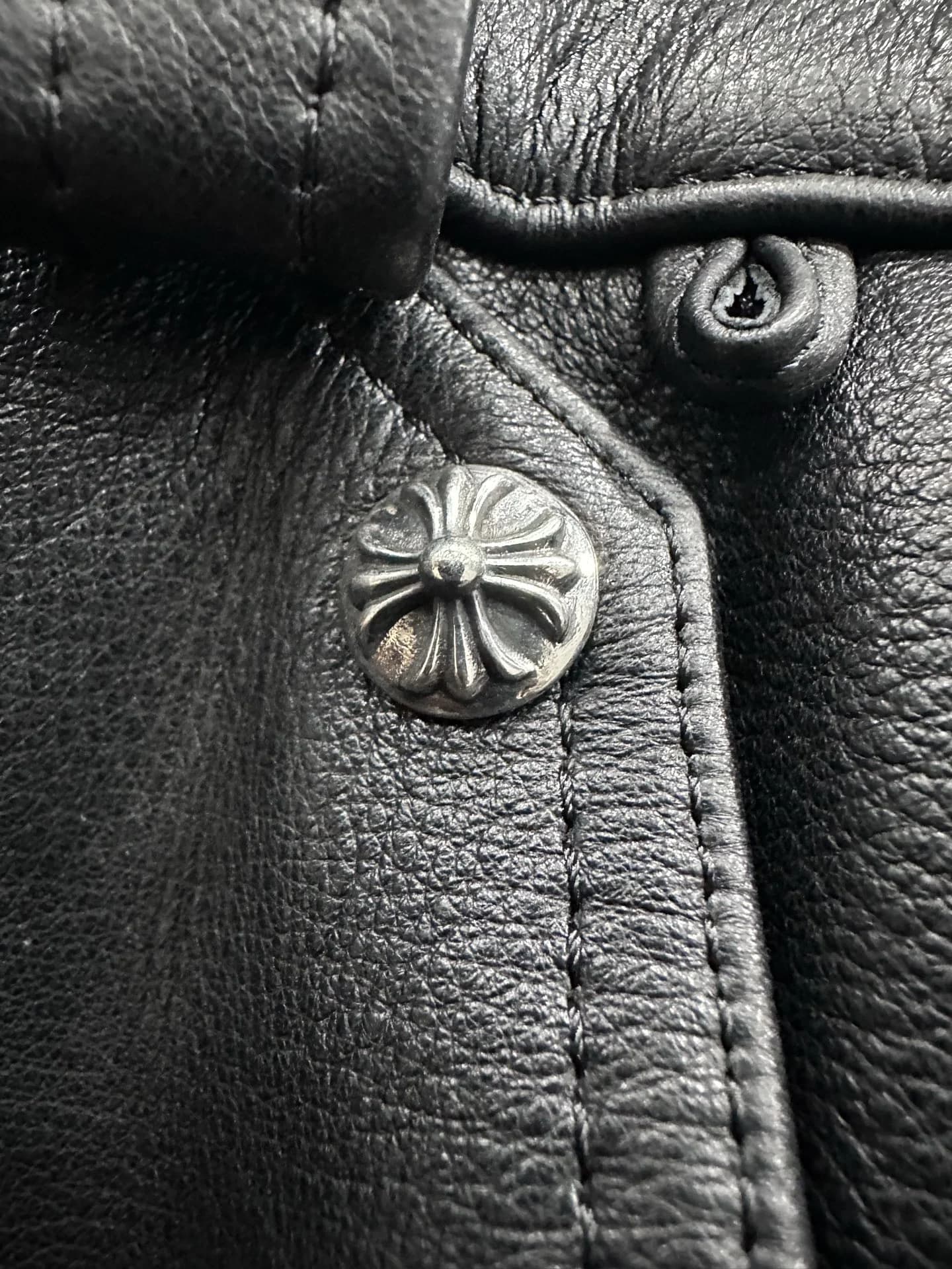 Деталь серебряной пуговицы-болта с фирменным крестом Chrome Hearts