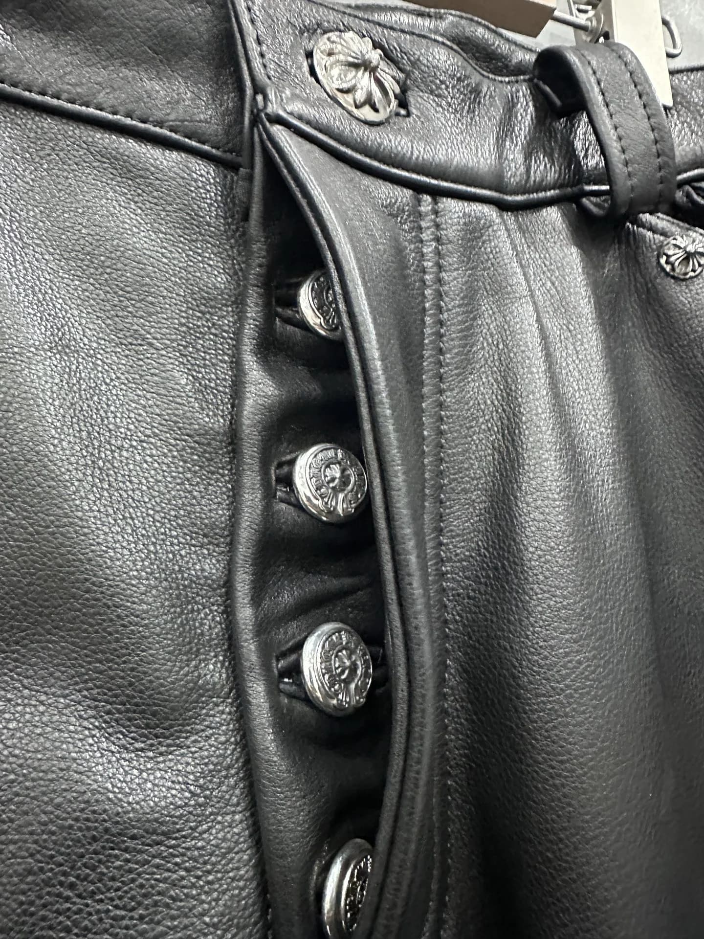 Застежка на болтах на ширинке кожаных брюк Chrome Hearts