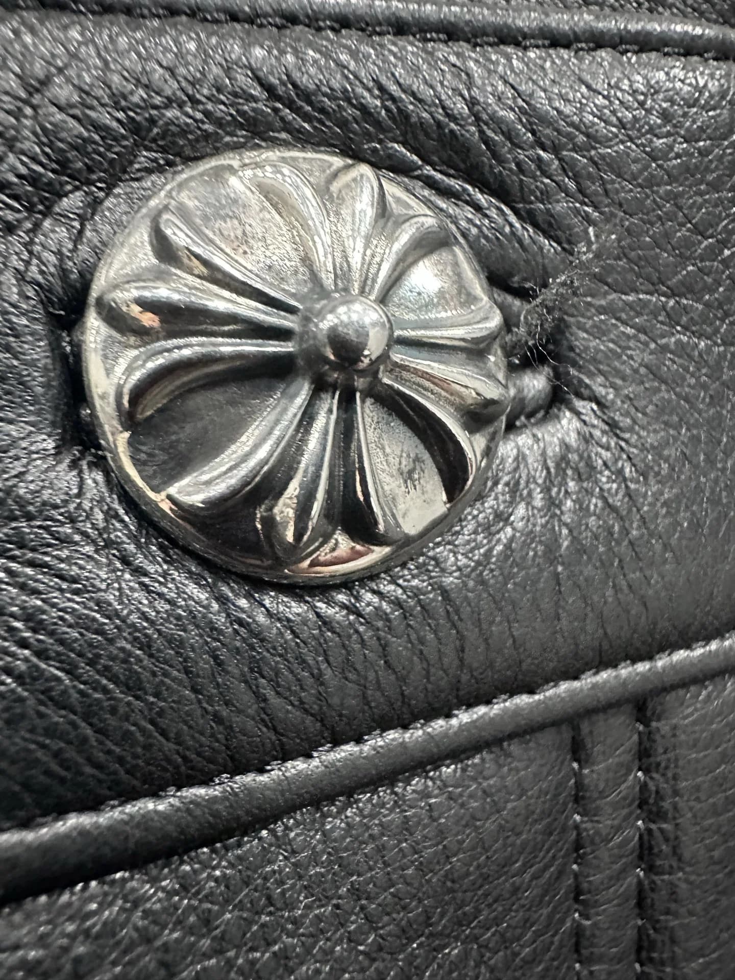 Серебряная заклепка в виде креста на кожаных брюках Chrome Hearts