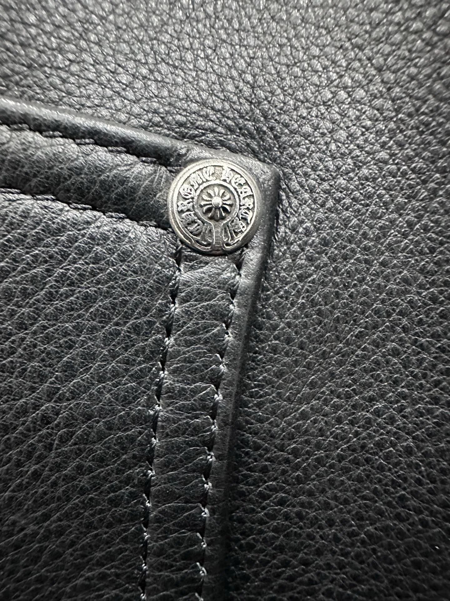 Заклепка с гравировкой Chrome Hearts на кармане