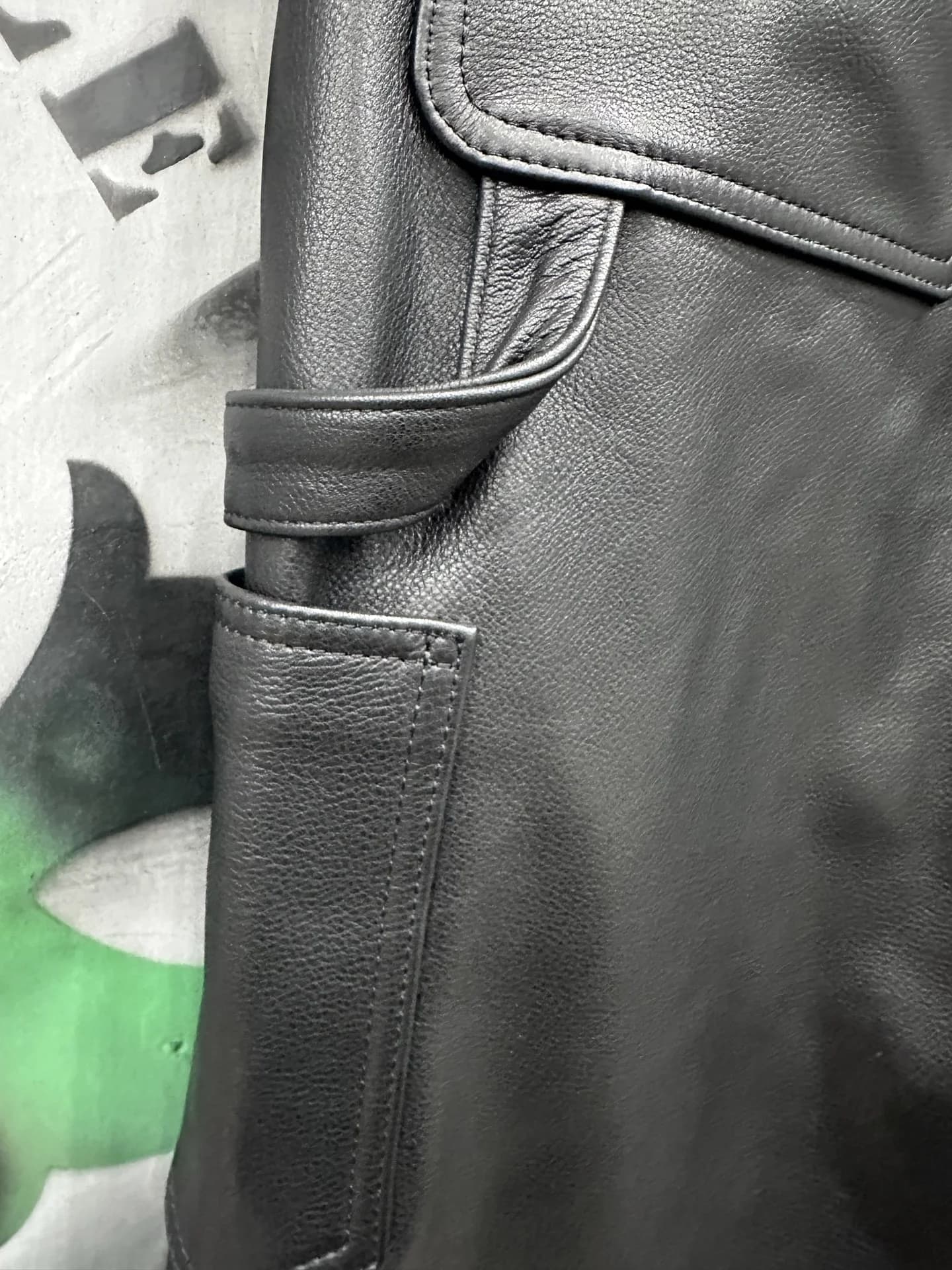 Боковой карман для инструментов и петля на кожаных брюках Chrome Hearts