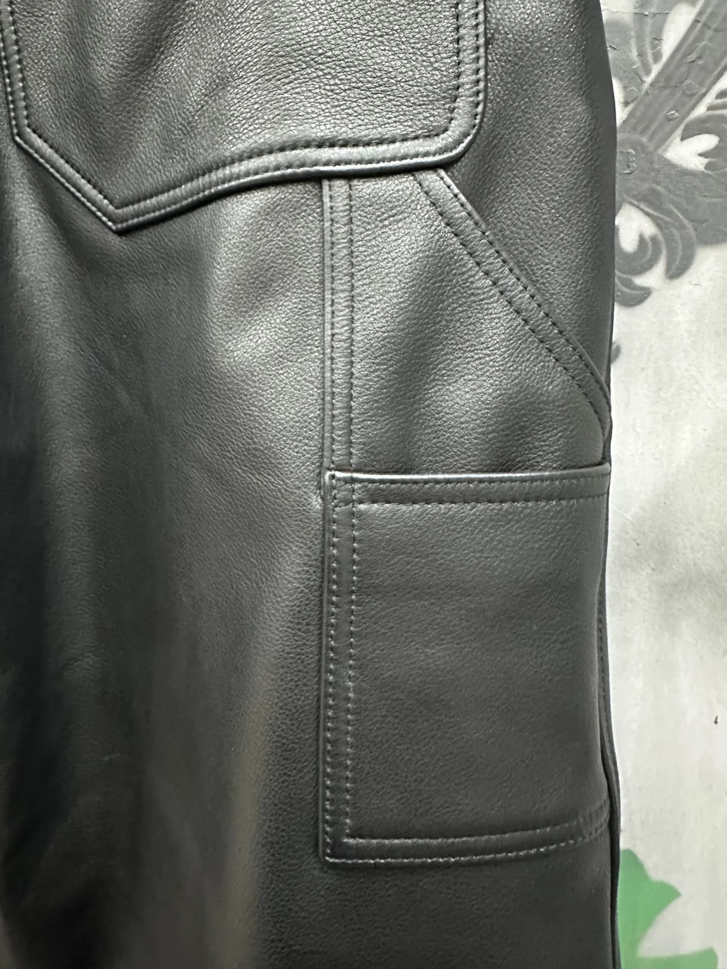 Боковые карманы в стиле carpenter на кожаных брюках Chrome Hearts