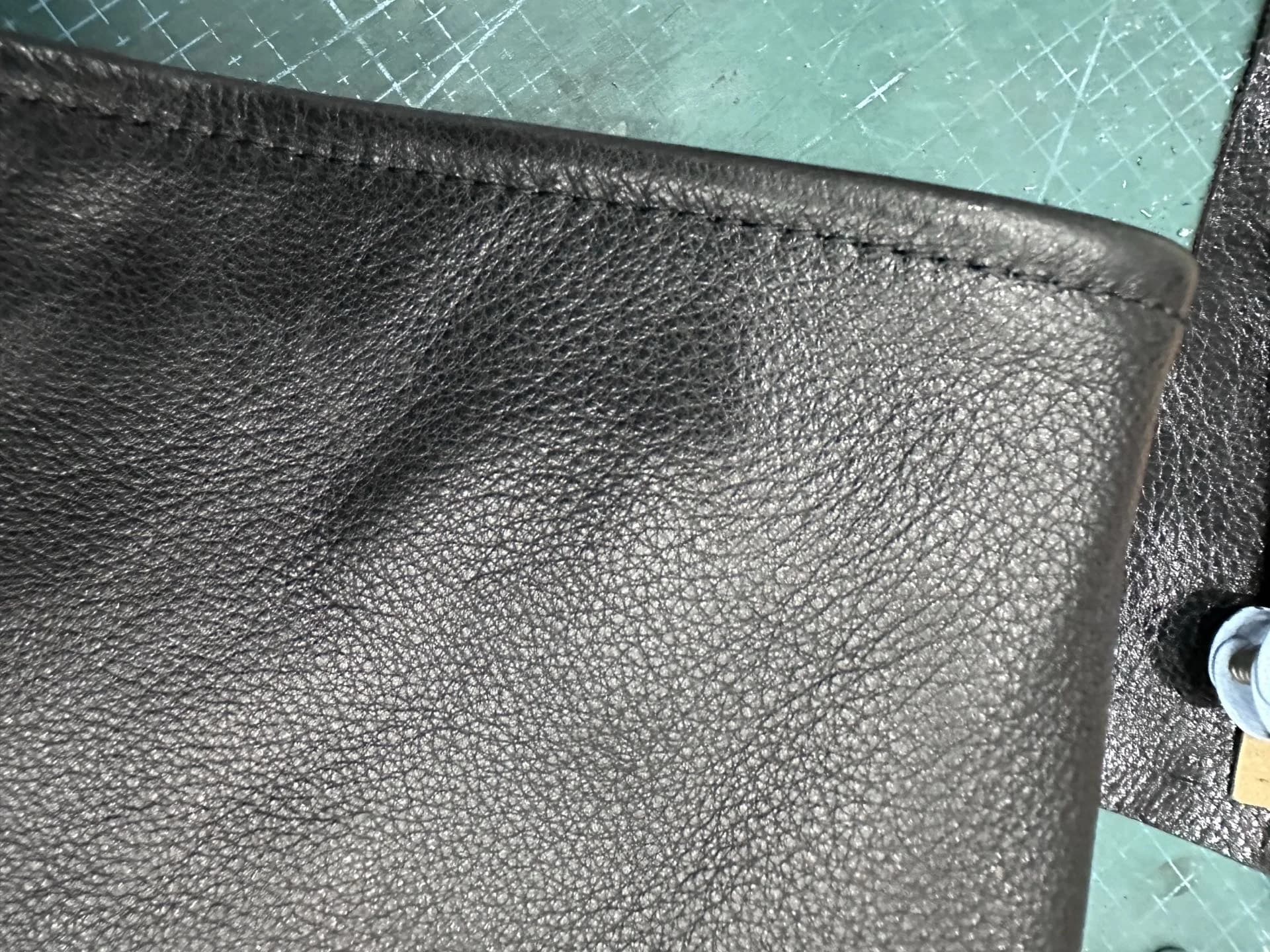 Крупный план низа штанины кожаных брюк Chrome Hearts