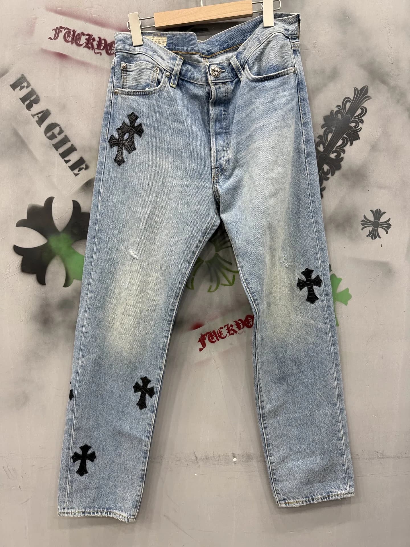 Джинсы Chrome Hearts x Levi's 501 голубого цвета с черными нашивками-крестами, вид спереди