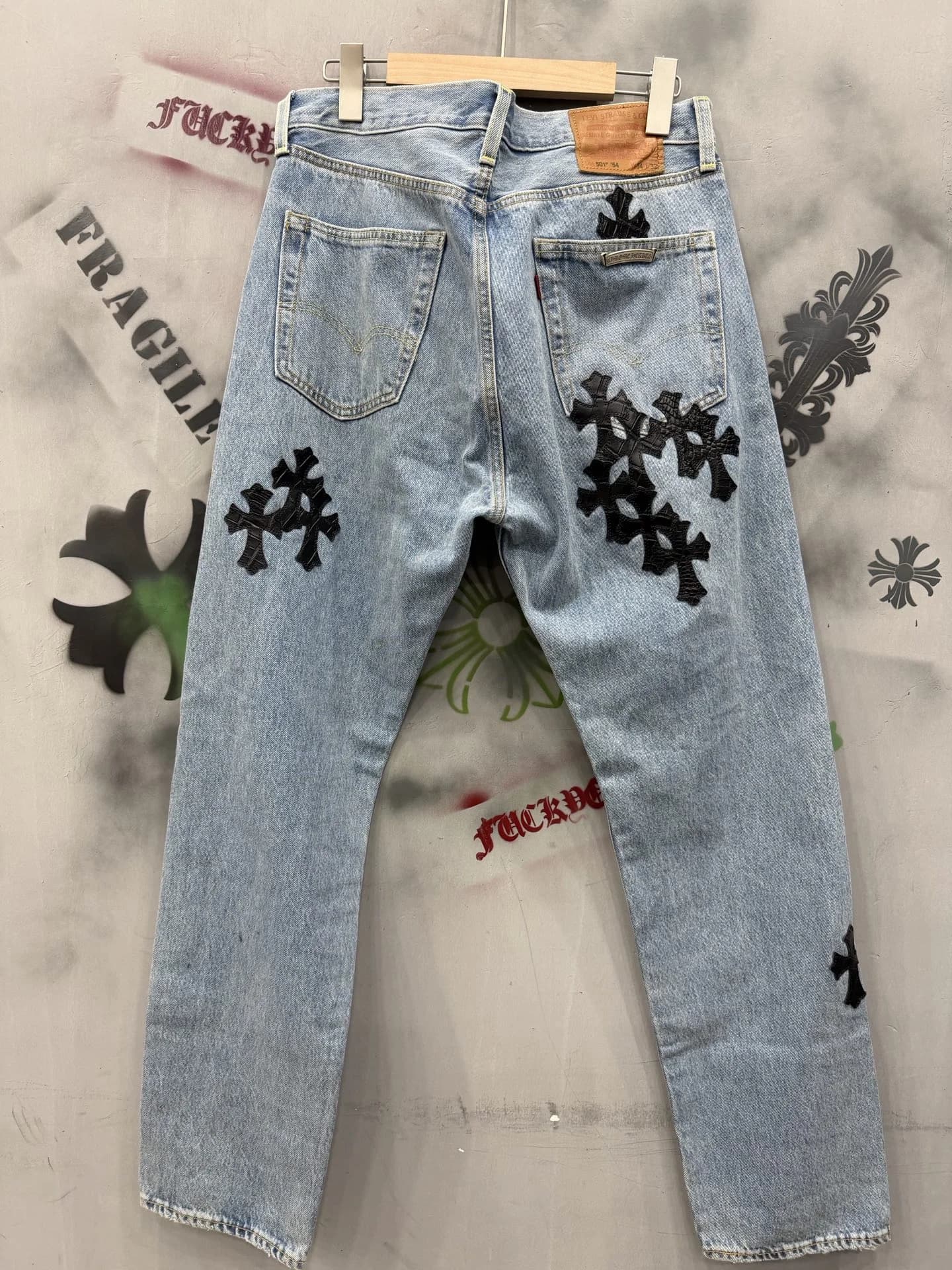 Джинсы Chrome Hearts x Levi's 501 голубого цвета с черными нашивками-крестами, вид сзади