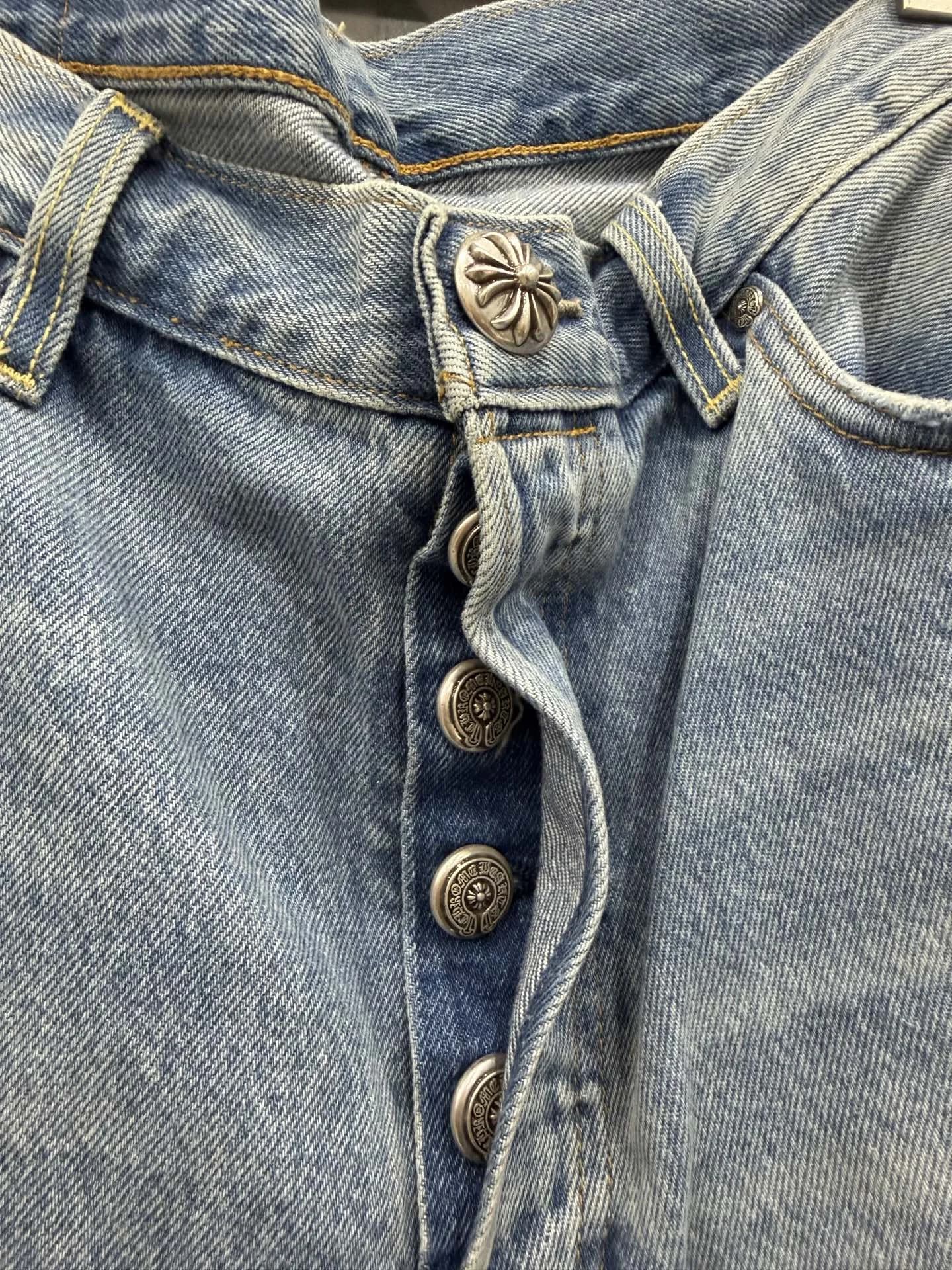 Застежка на серебряные пуговицы-болты с гравировкой на джинсах Chrome Hearts x Levi's 501