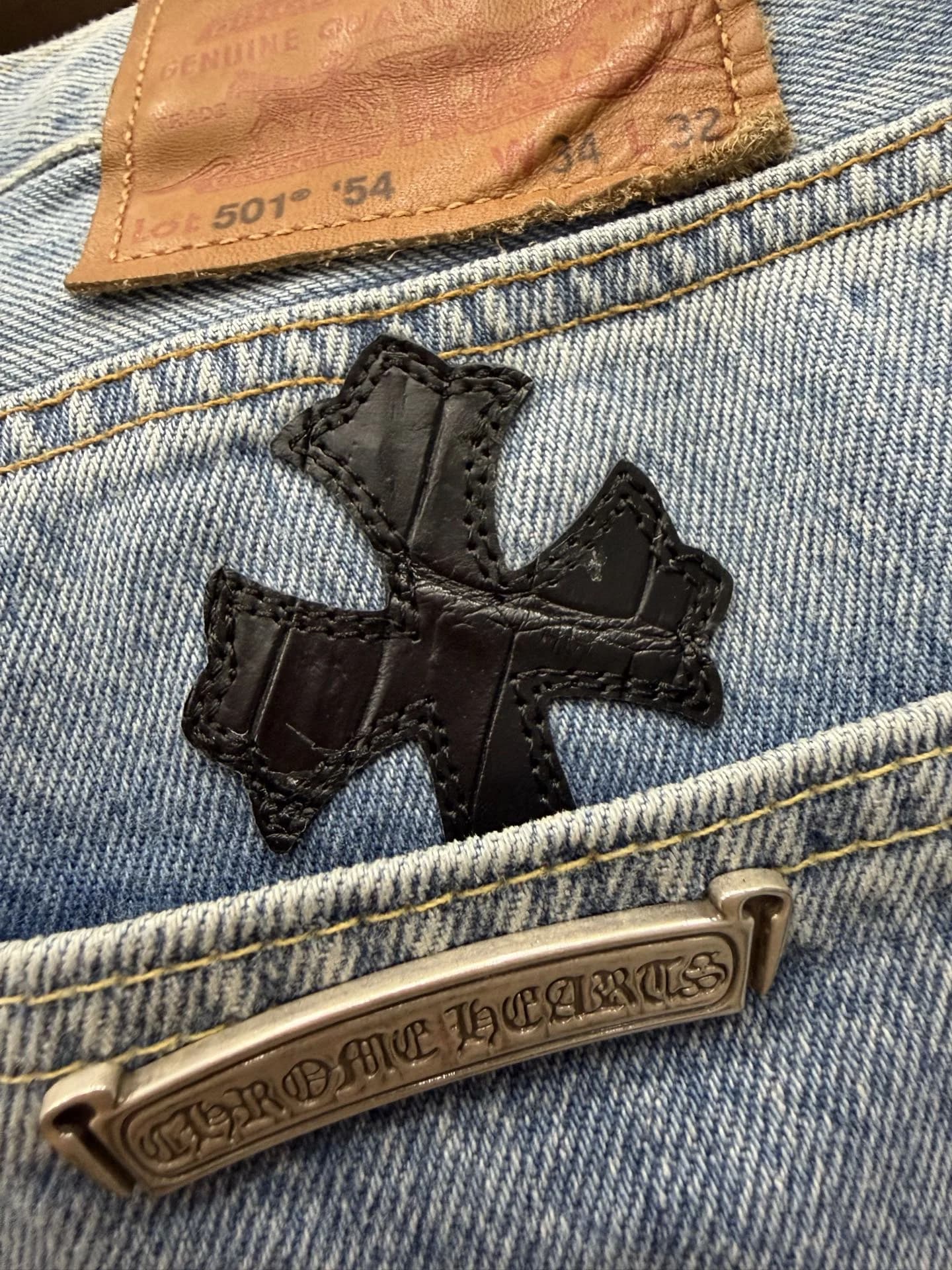 Задний карман джинсов Chrome Hearts x Levi's 501 с кожаным патчем Levi's, нашивкой-крестом и серебряной пластиной Chrome Hearts