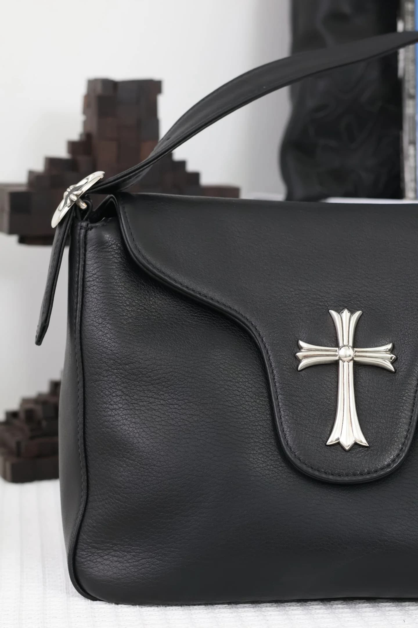 Боковая сторона сумки с креплением кожаного ремня