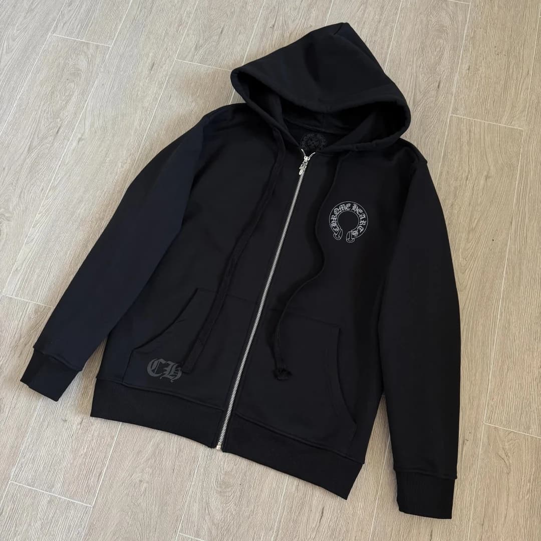 Черная толстовка Chrome Hearts на молнии, ракурс
