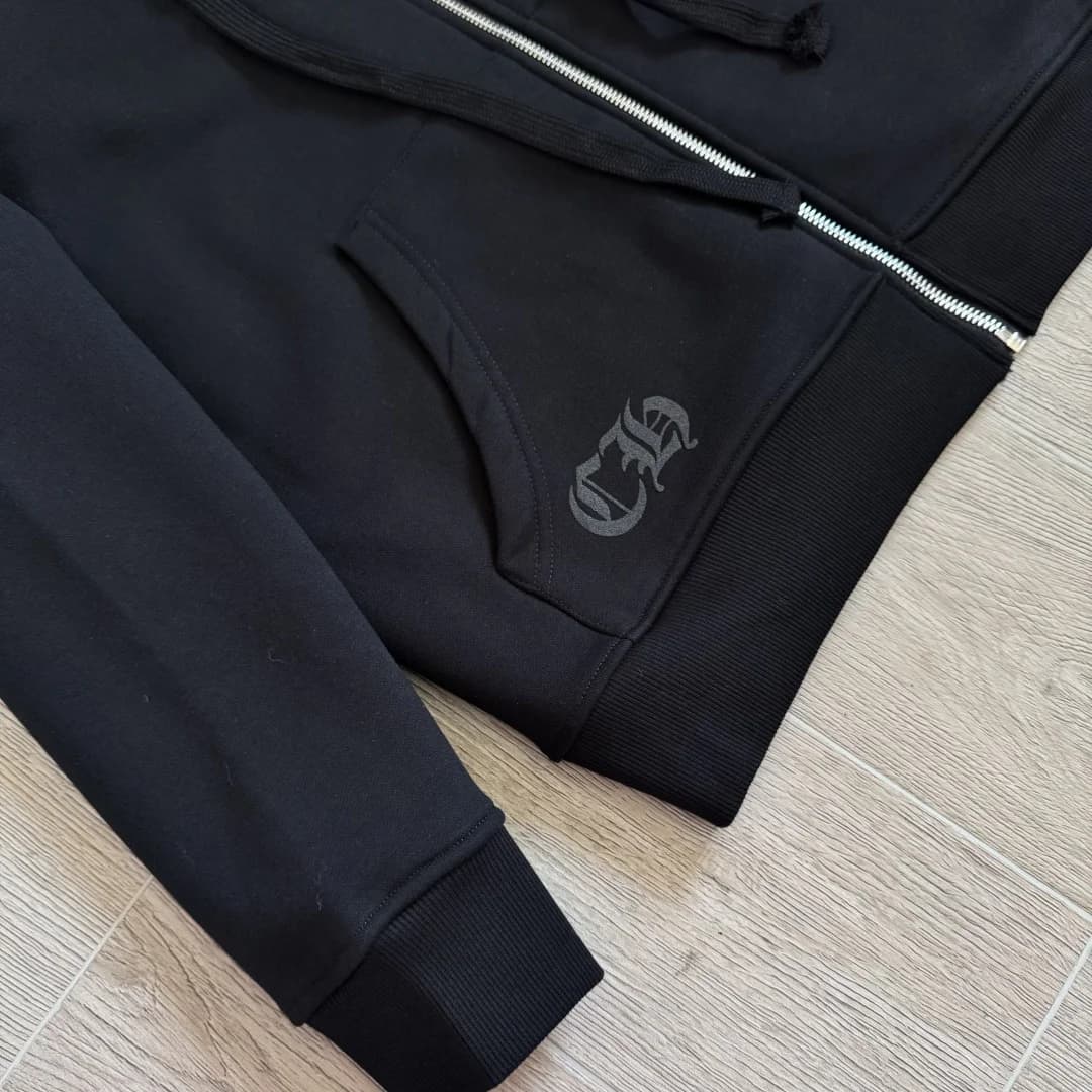 Карман-кенгуру и манжет черного зип-худи Chrome Hearts