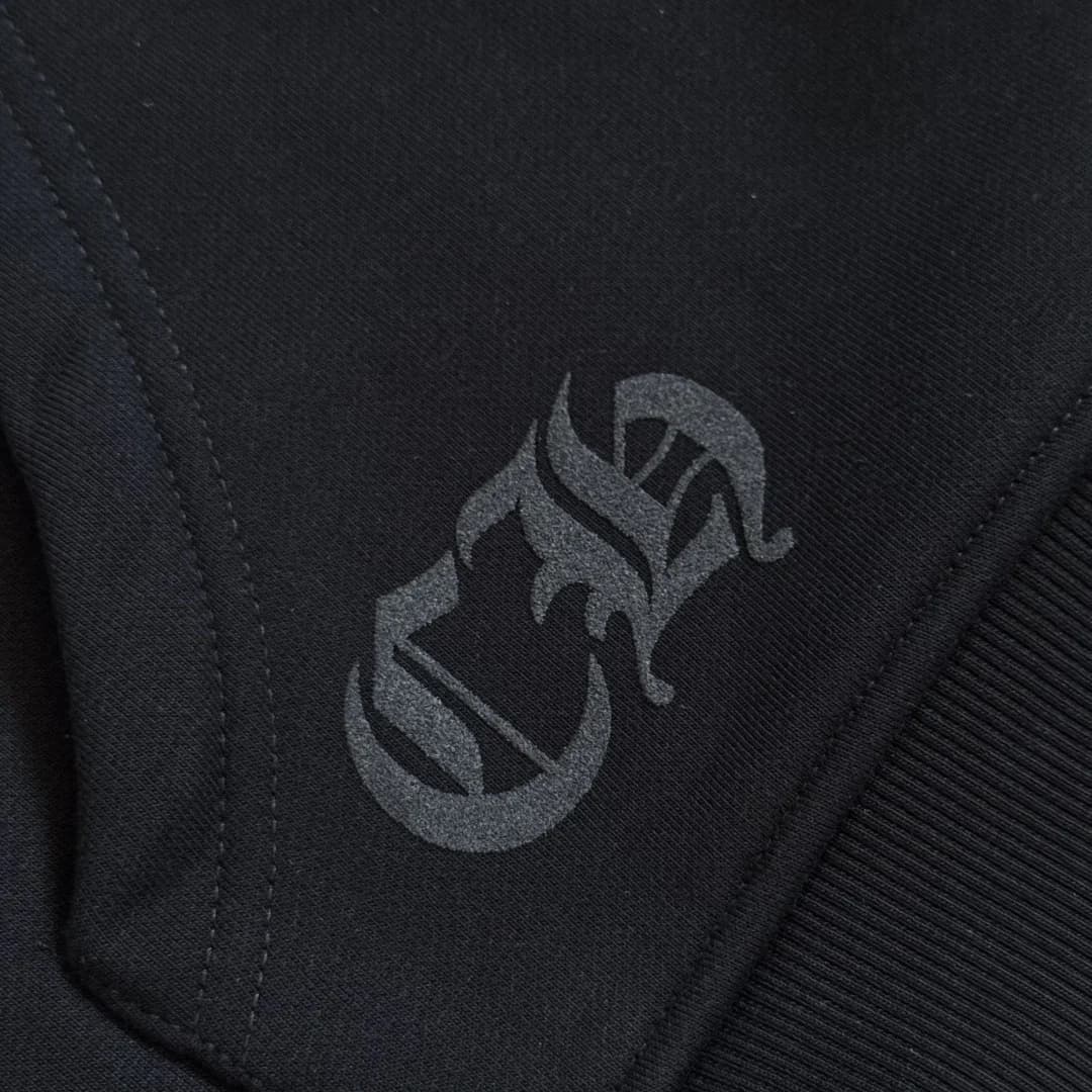 Принт CH на кармане толстовки Chrome Hearts