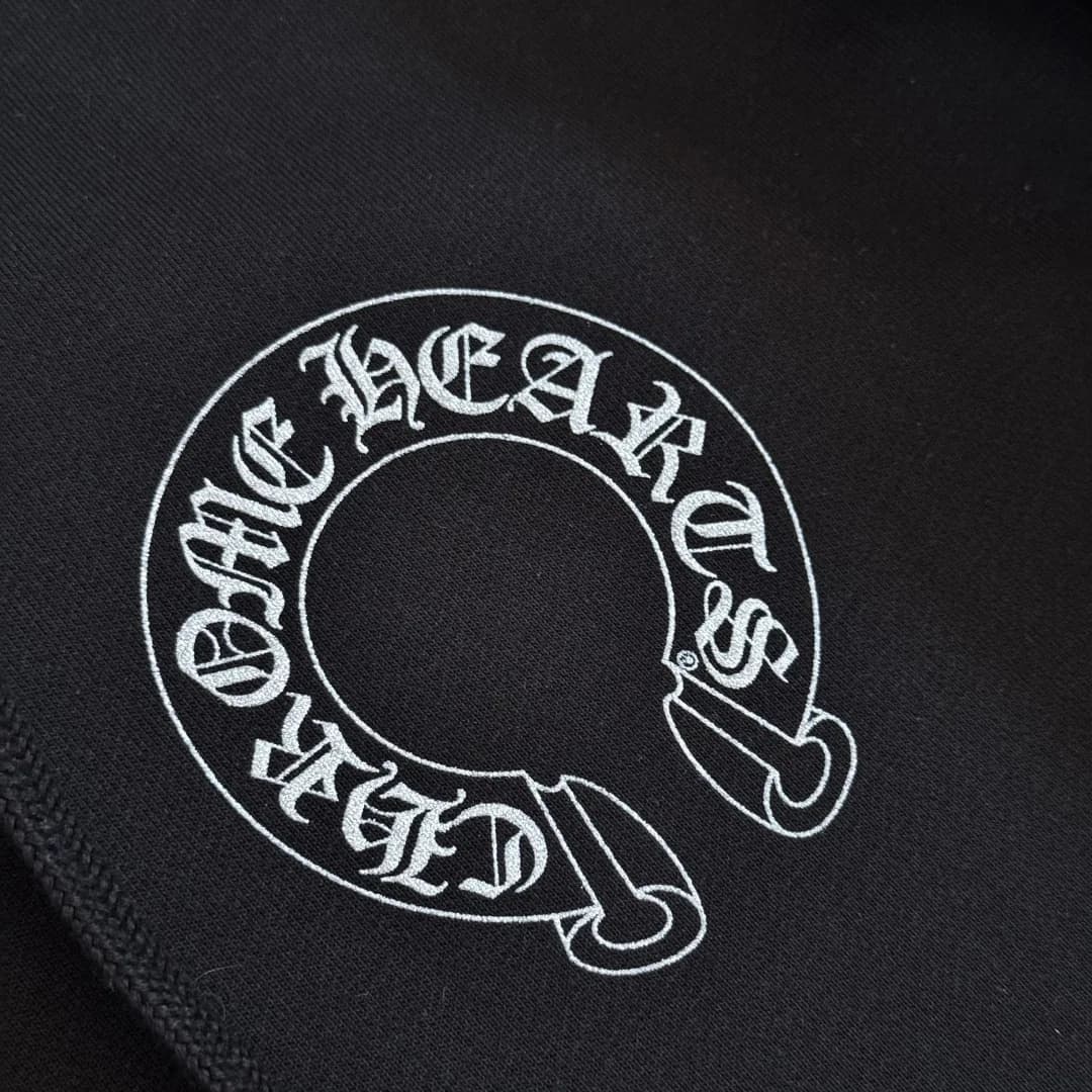 Круглый принт с логотипом Chrome Hearts на груди