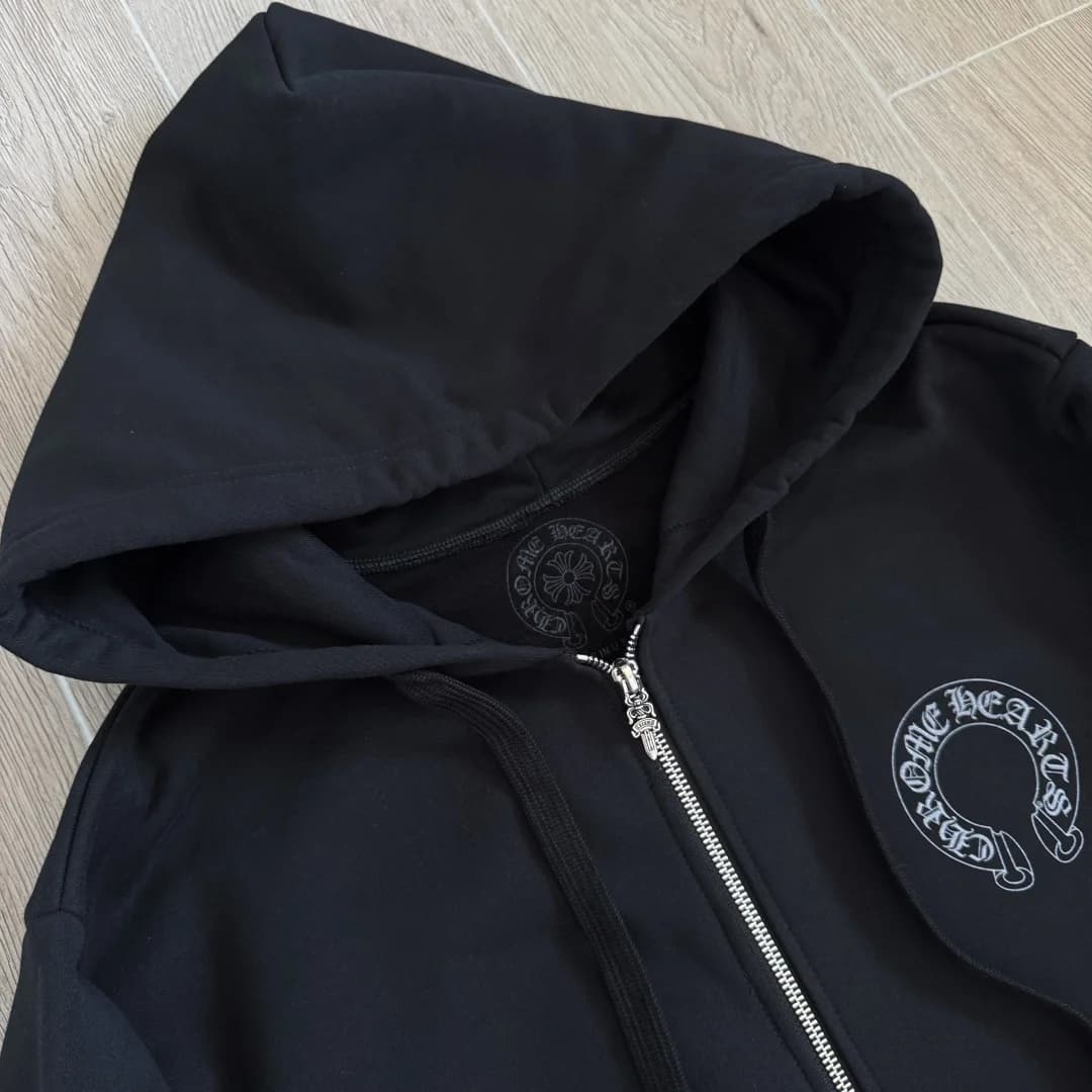 Капюшон и металлическая молния зип-худи Chrome Hearts