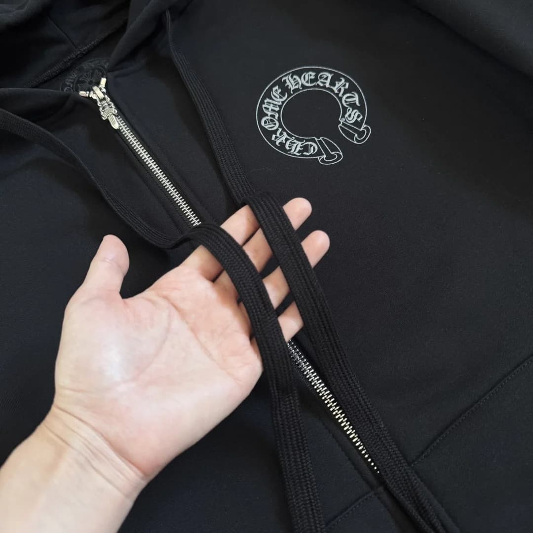 Металлический пуллер молнии и завязки капюшона Chrome Hearts