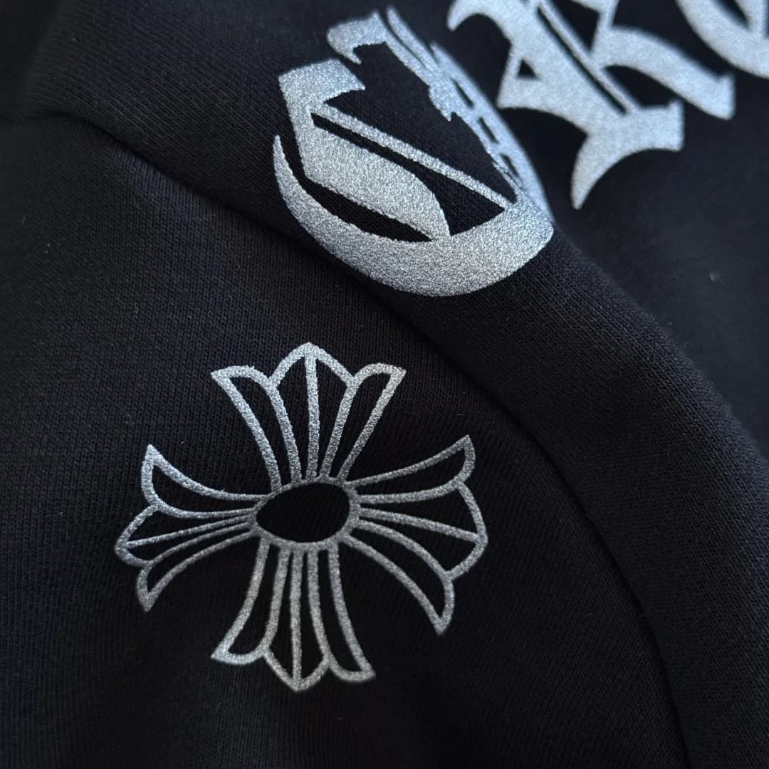 Принт с логотипом-крестом Chrome Hearts крупным планом