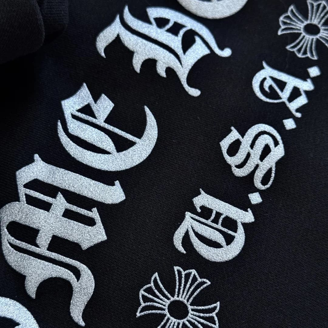 Текстура серебристого тиснения на ткани Chrome Hearts