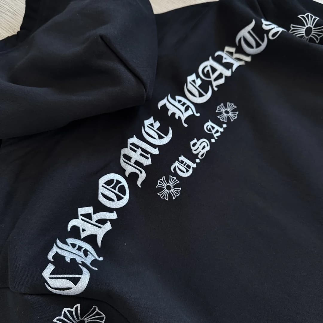 Принт Chrome Hearts U.S.A. на спине толстовки