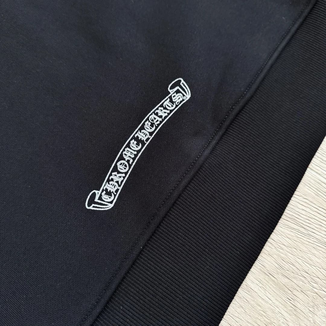 Вышивка или принт с логотипом Chrome Hearts на нижнем крае