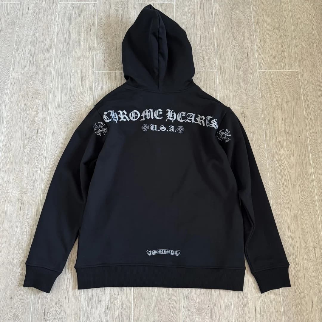 Вид сзади черного худи Chrome Hearts на молнии