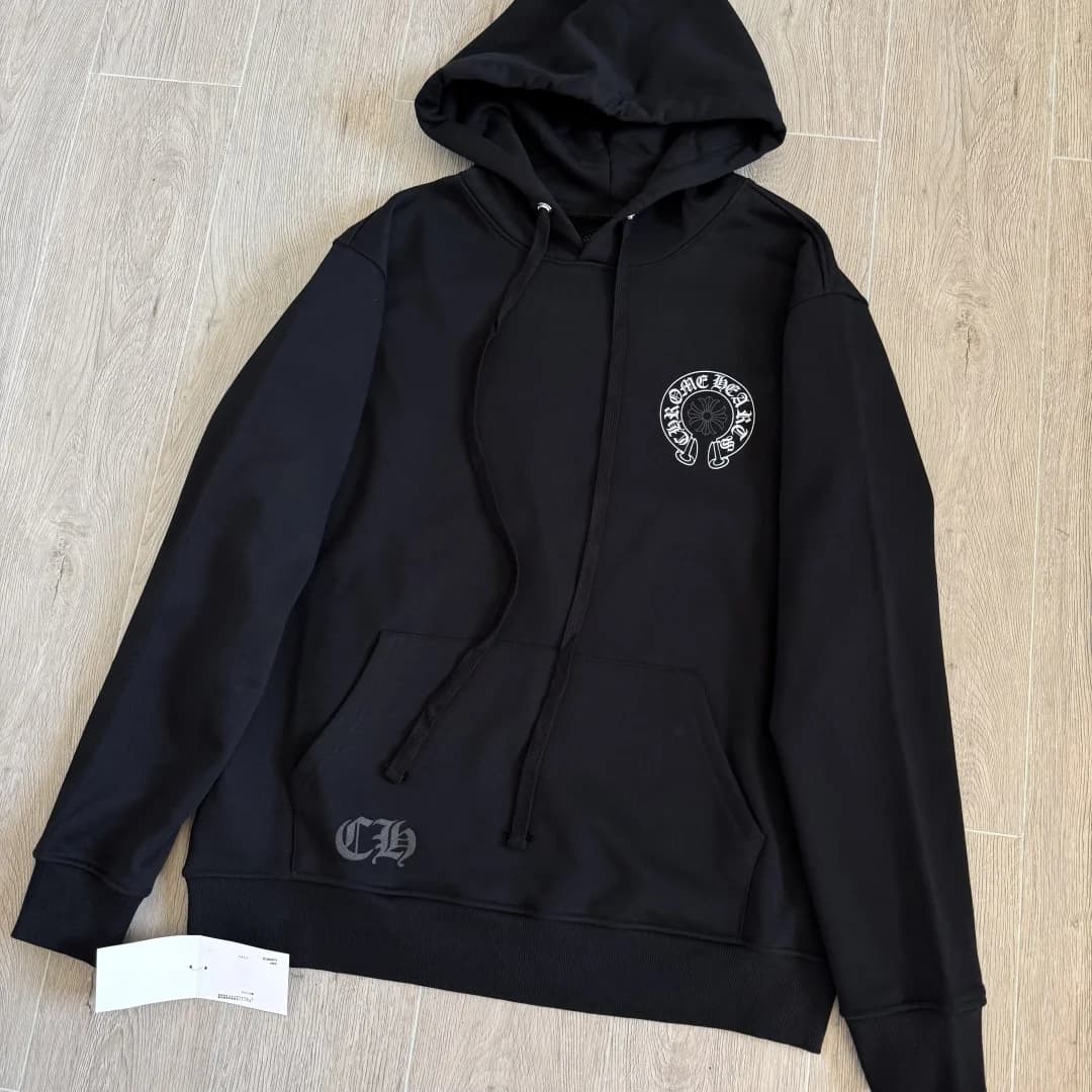 Черное худи Chrome Hearts, вид спереди под углом
