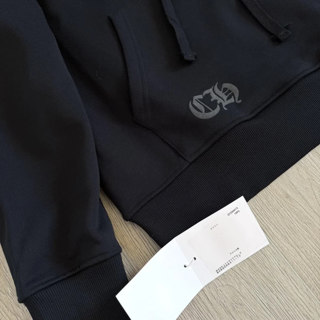 Карман-кенгуру и нижний край худи Chrome Hearts