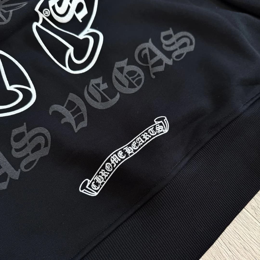 Нижняя часть принта на спине с надписью Chrome Hearts