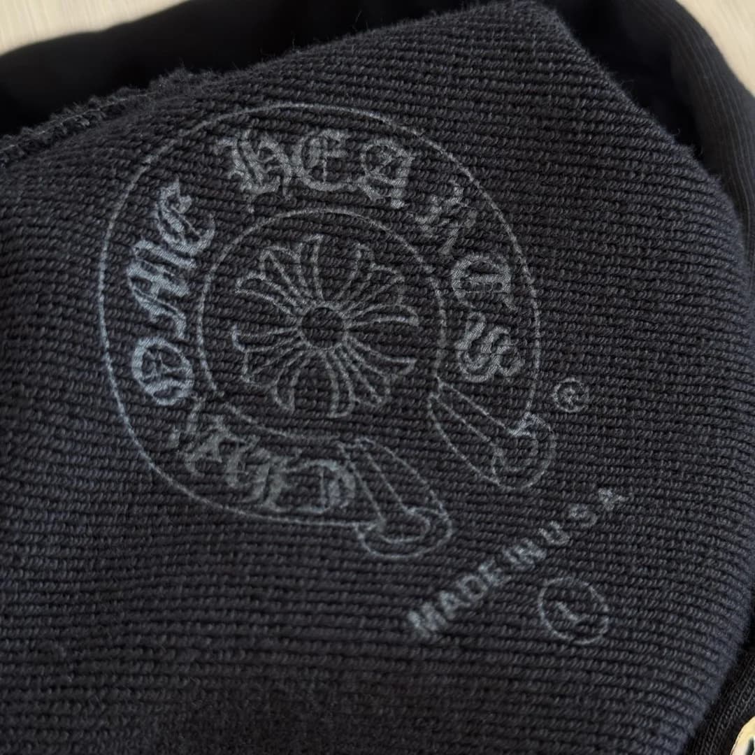 Внутренний принт с логотипом Chrome Hearts на горловине