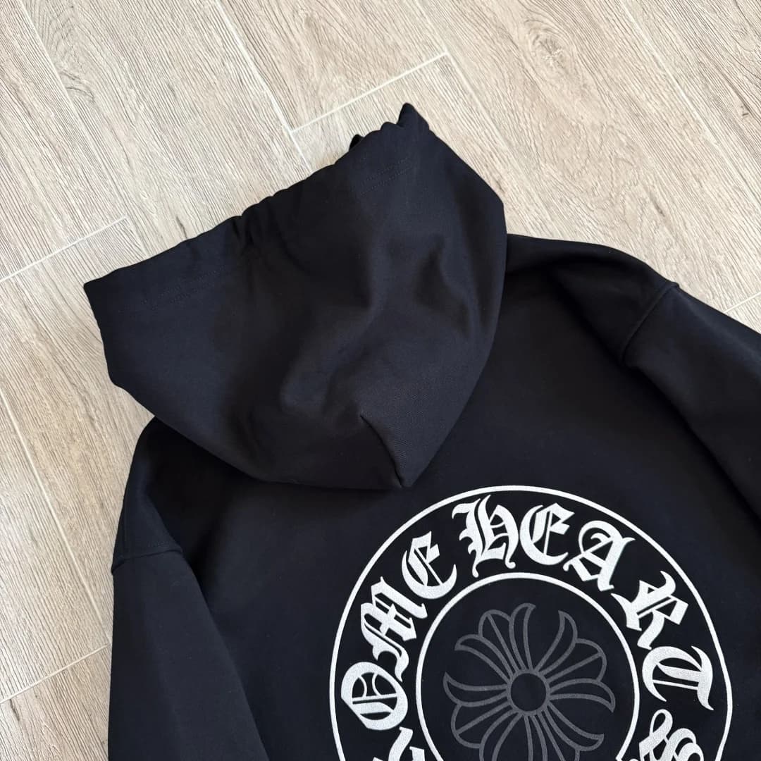 Деталь капюшона и принта на спине худи Chrome Hearts