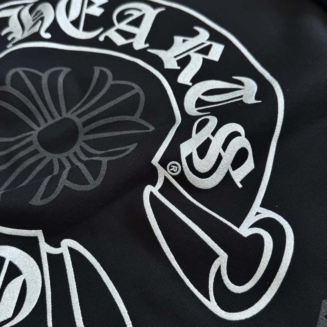 Крупный план принта с логотипом Chrome Hearts на спине