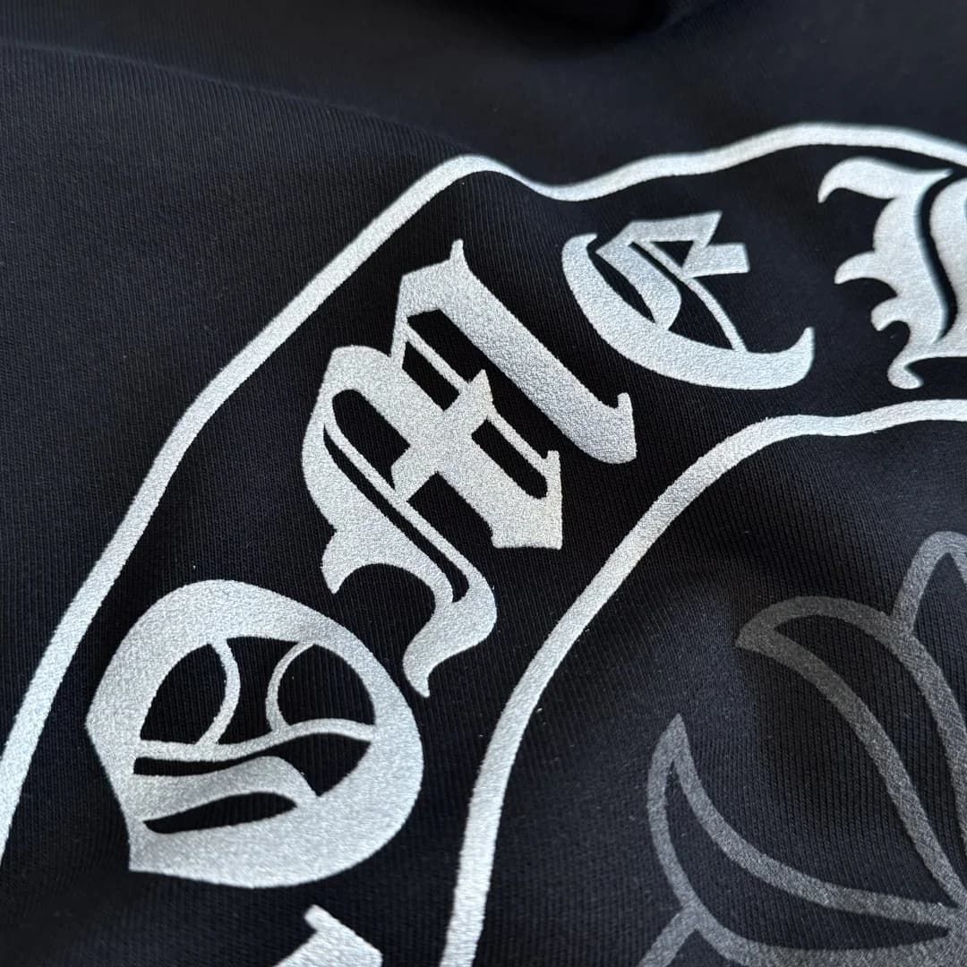 Текстура ткани и детали принта на худи Chrome Hearts