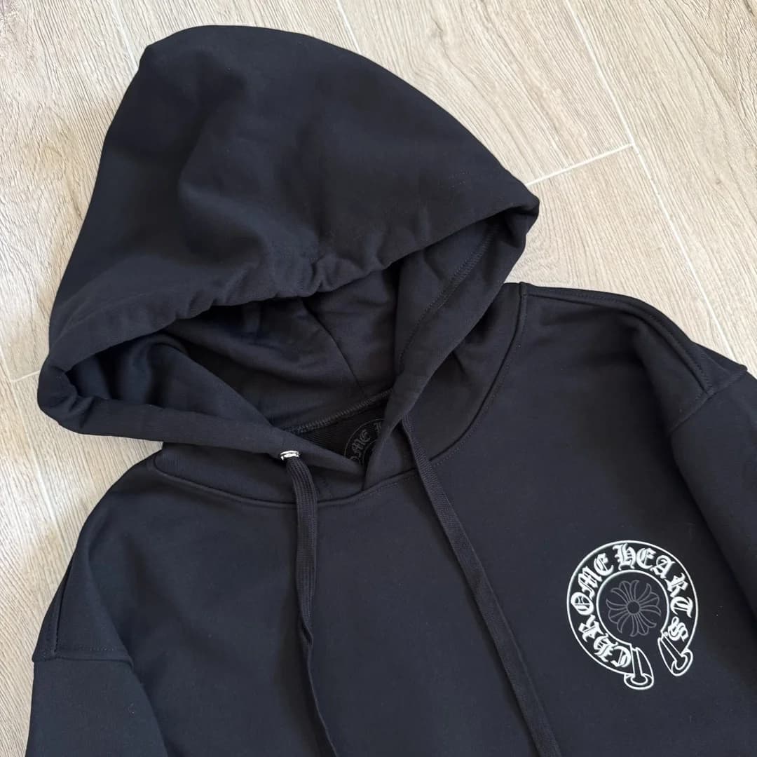 Воротник и капюшон черного худи Chrome Hearts с завязками