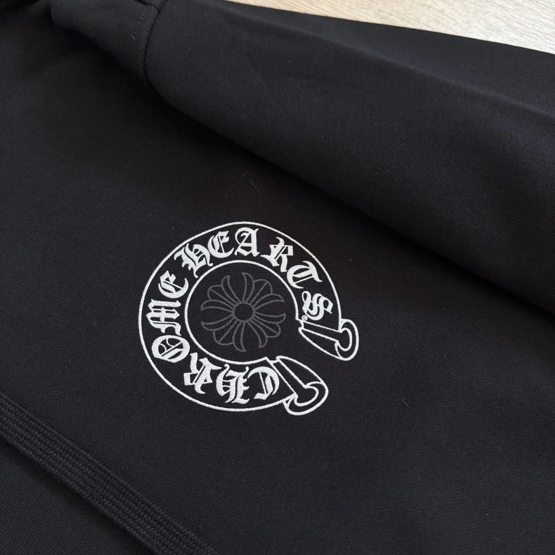 Принт с логотипом Chrome Hearts на груди худи