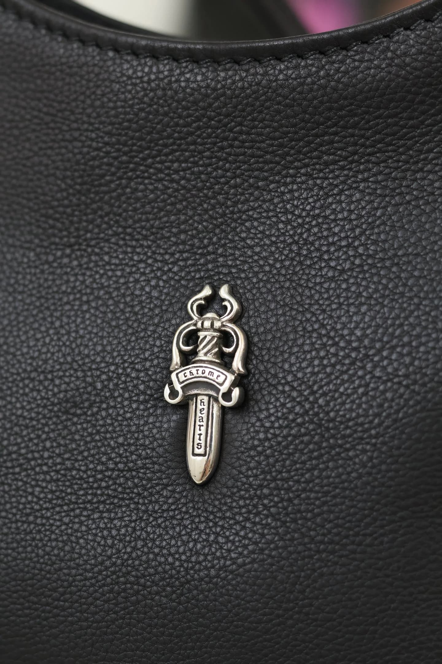 Крупный план серебряной детали Dagger из серебра 925 пробы на зернистой коже