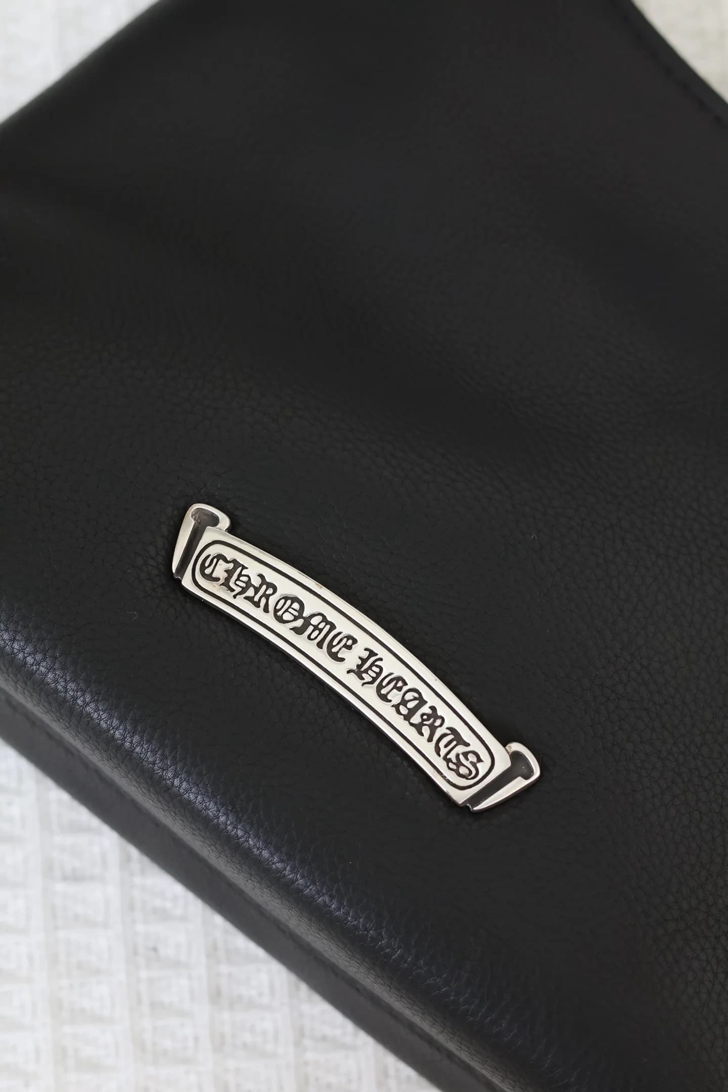 Серебряная плакетка с гравировкой Chrome Hearts на тыльной стороне сумки